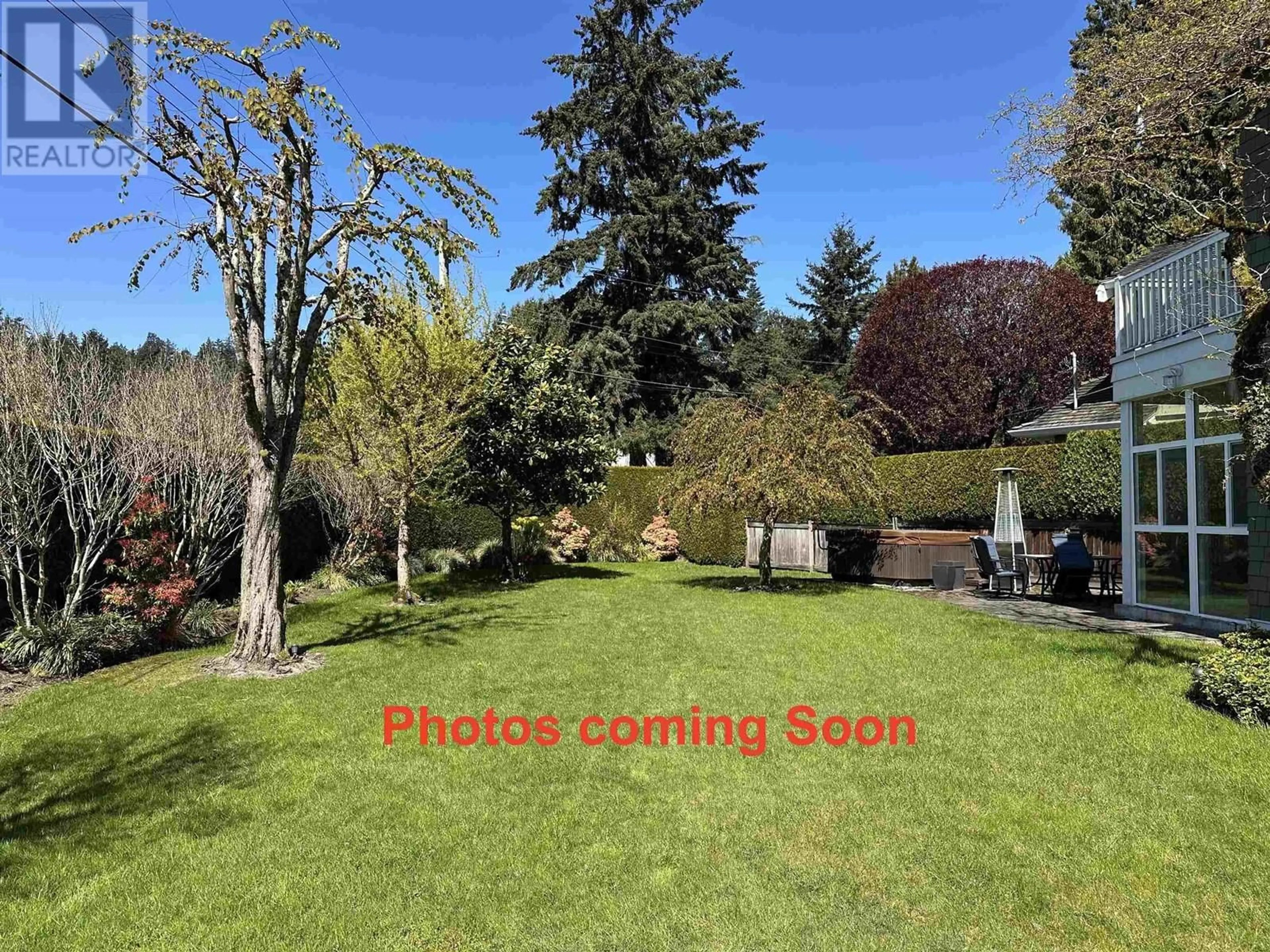 A pic from outside/outdoor area/front of a property/back of a property/a pic from drone, unknown for 4379 ROSS CRESCENT, West Vancouver British Columbia V7W1B3