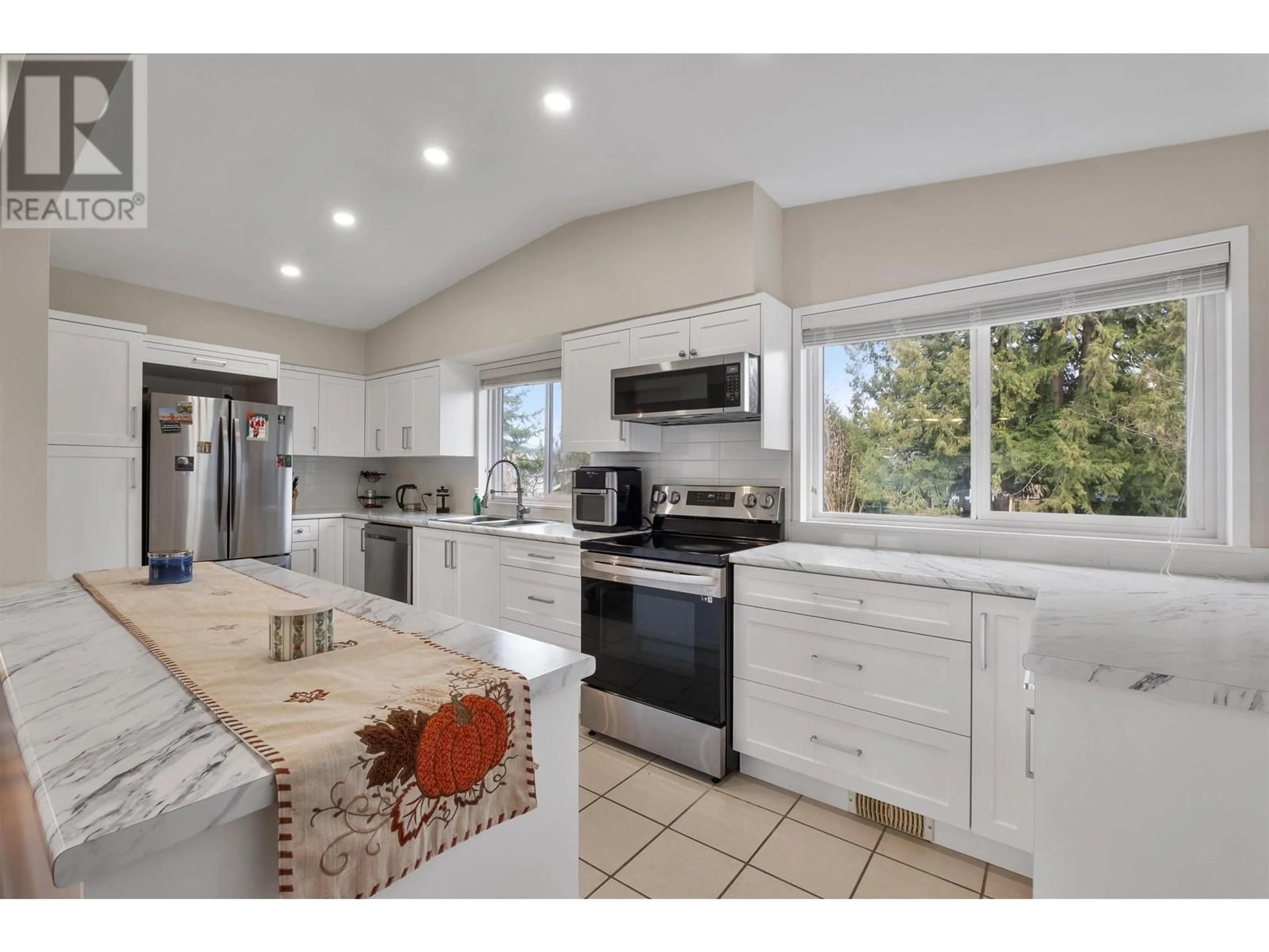 Open concept kitchen, ceramic/tile floor for 12042 YORK STREET, Maple Ridge British Columbia V2X5R9