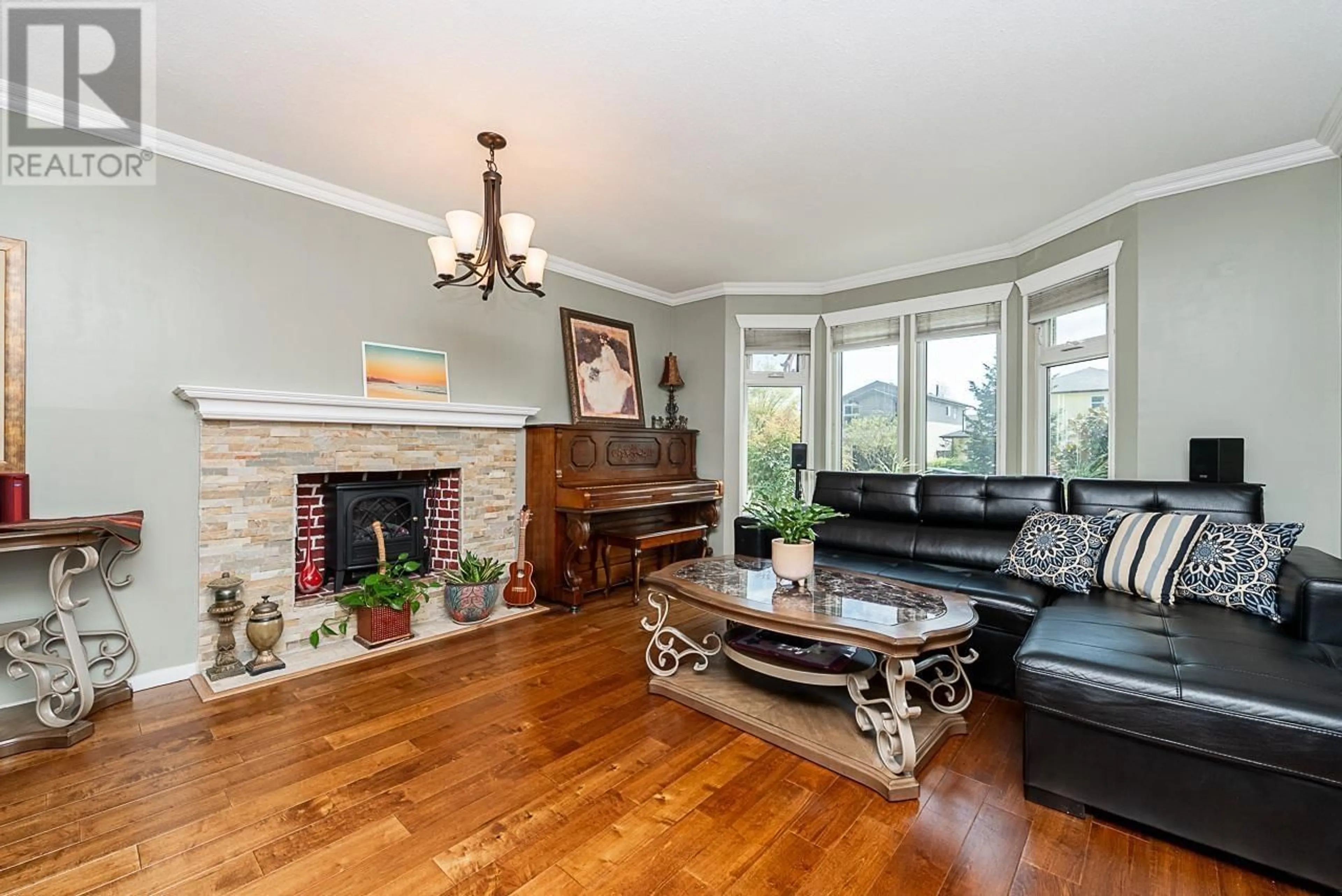 Living room with furniture, wood/laminate floor for 19519 115A AVENUE, Pitt Meadows British Columbia V3Y1R5
