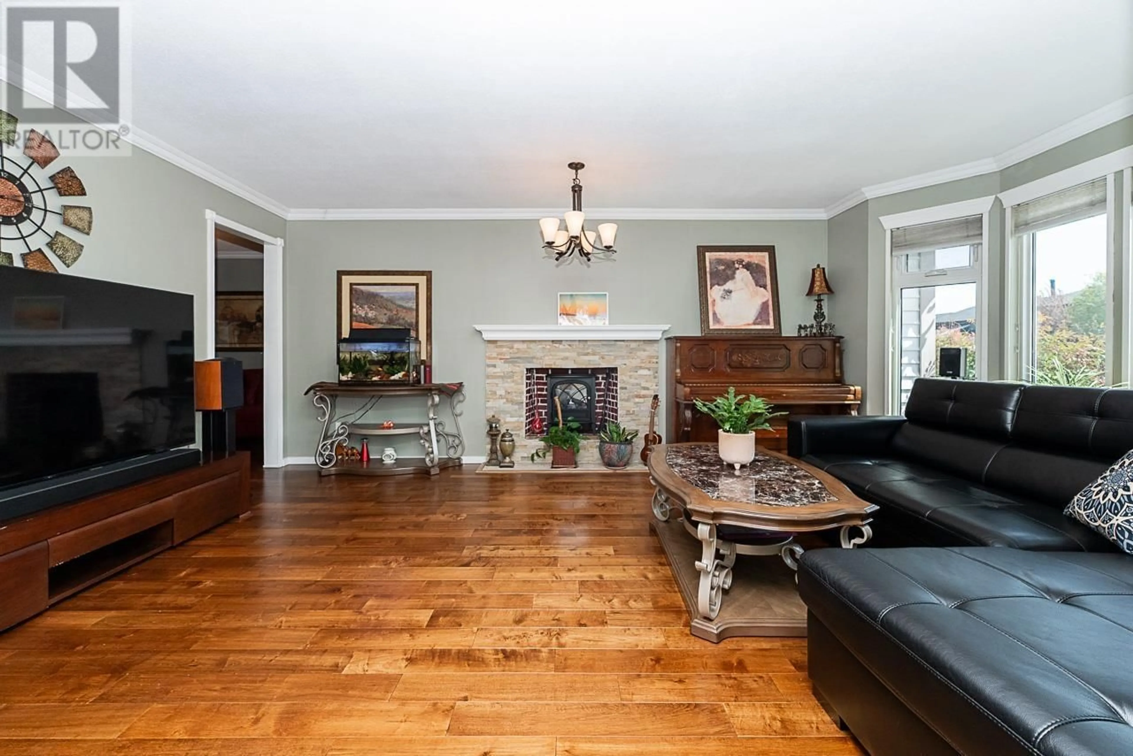 Living room with furniture, wood/laminate floor for 19519 115A AVENUE, Pitt Meadows British Columbia V3Y1R5