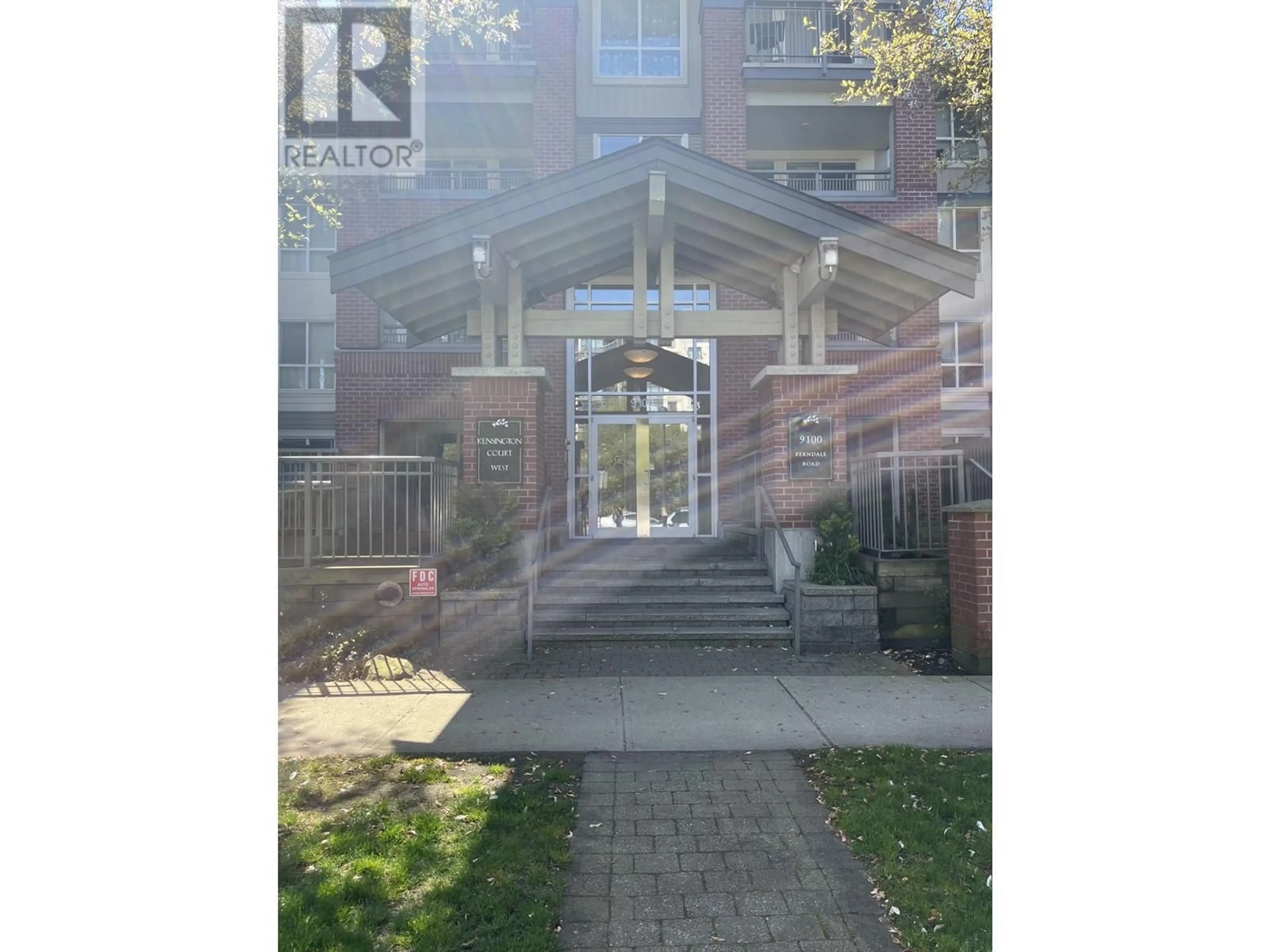 Indoor foyer for 463 - 9100 FERNDALE ROAD, Richmond British Columbia V6Y4L1