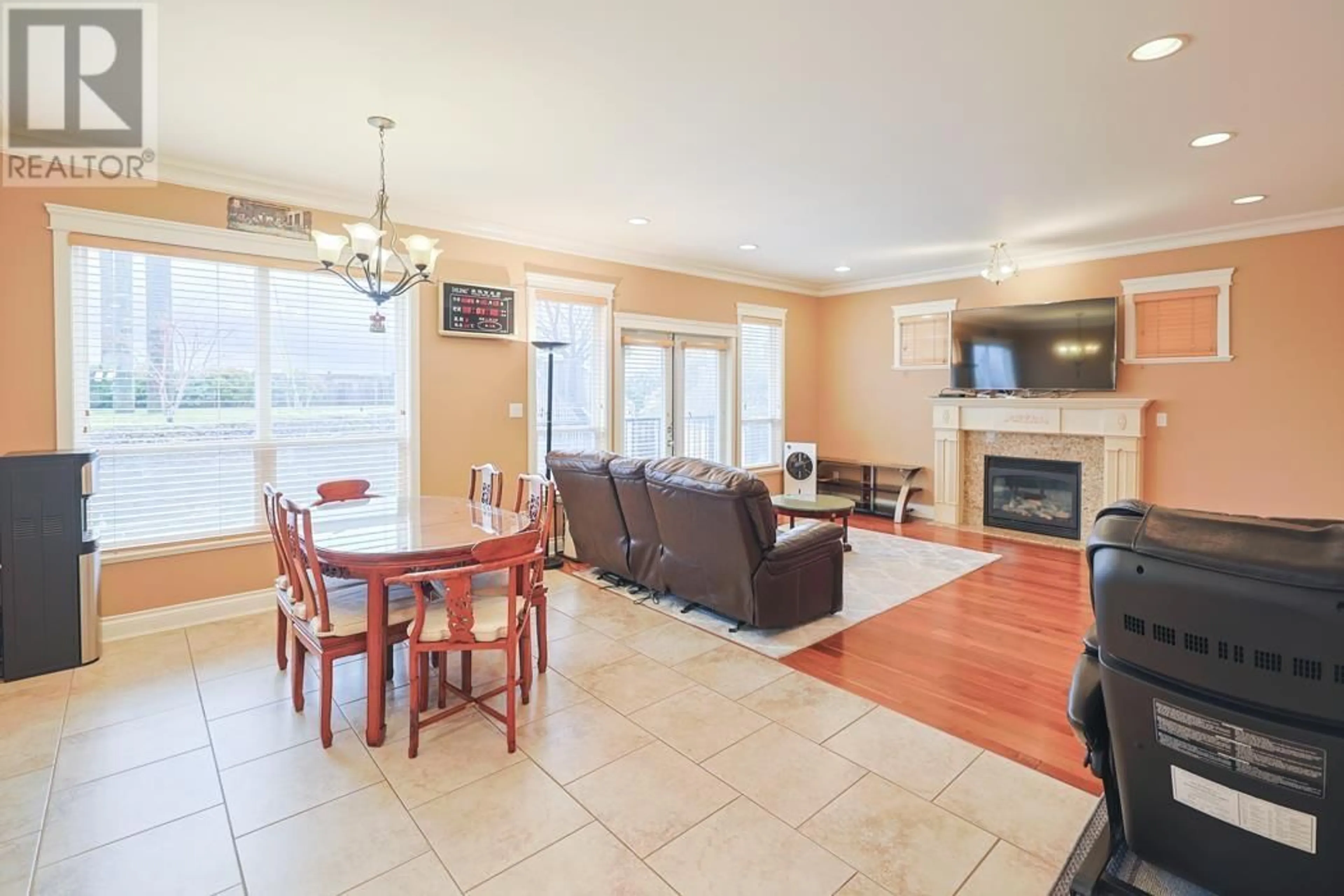 Living room with furniture, ceramic/tile floor for 3102 ROBSON DRIVE, Coquitlam British Columbia V3E2R8