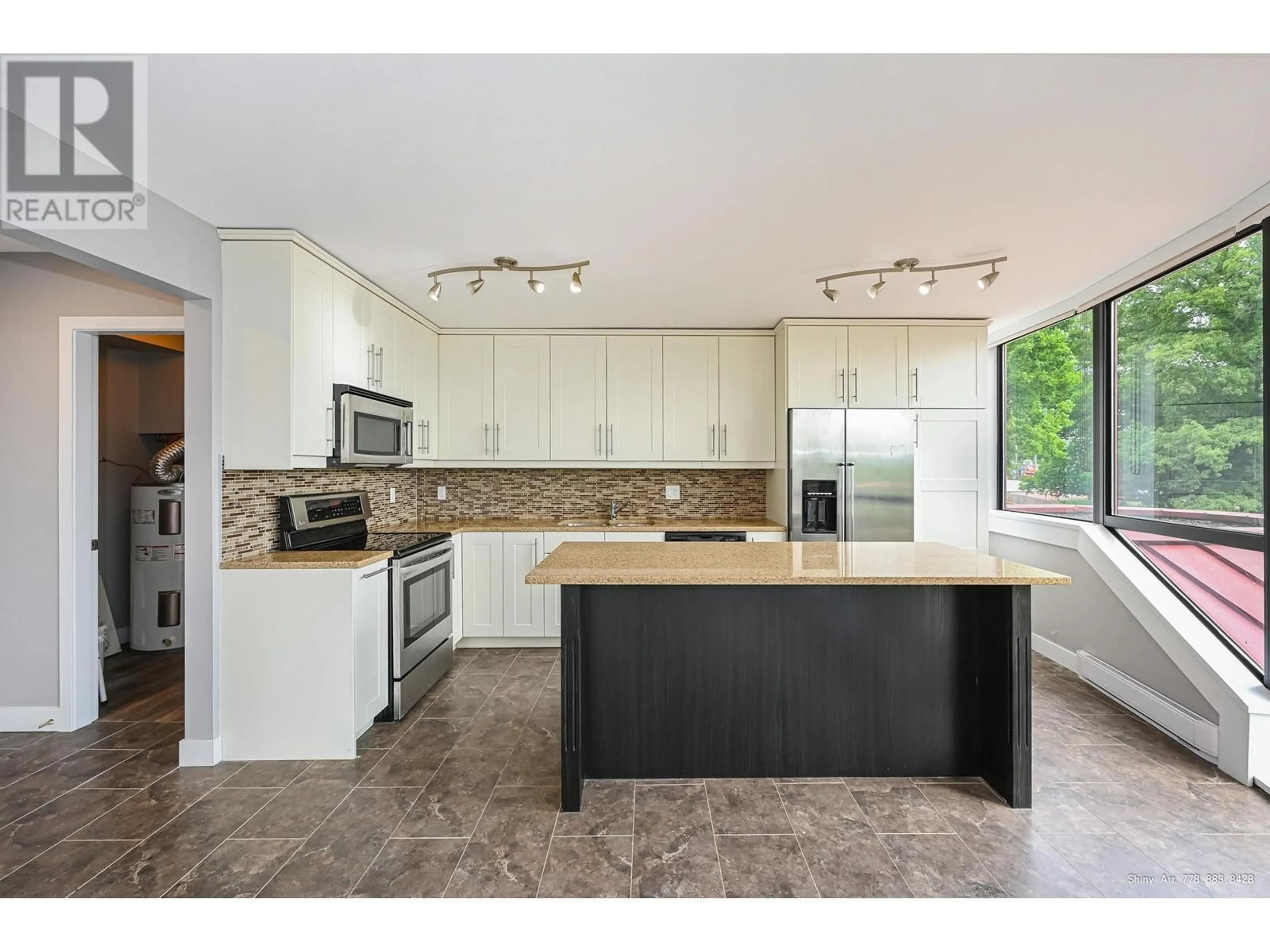 Open concept kitchen, ceramic/tile floor for 102 - 38 LEOPOLD PLACE, New Westminster British Columbia V3L2C6