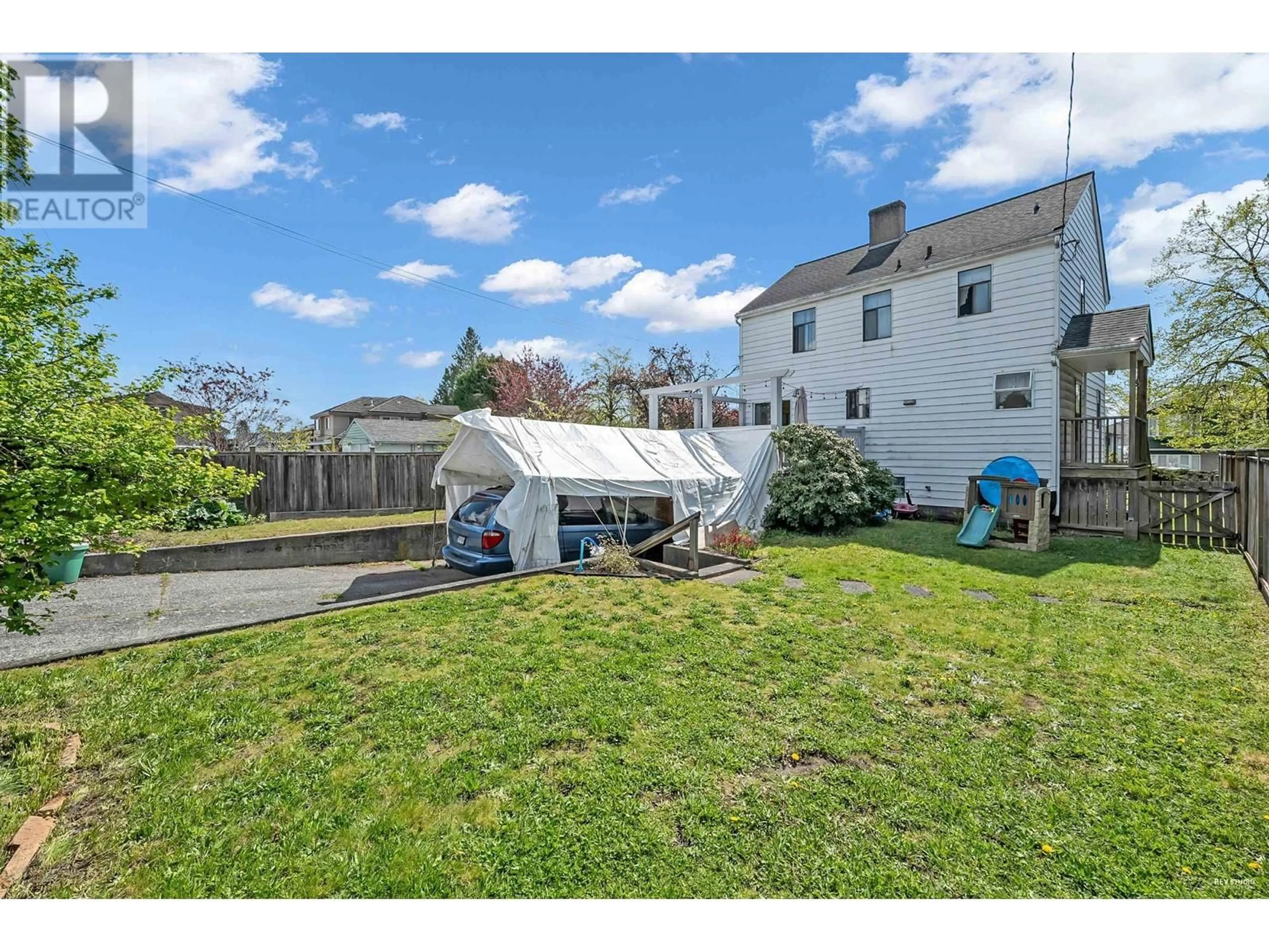 A pic from outside/outdoor area/front of a property/back of a property/a pic from drone, street for 2295 UPLAND DRIVE, Vancouver British Columbia V5P2E4