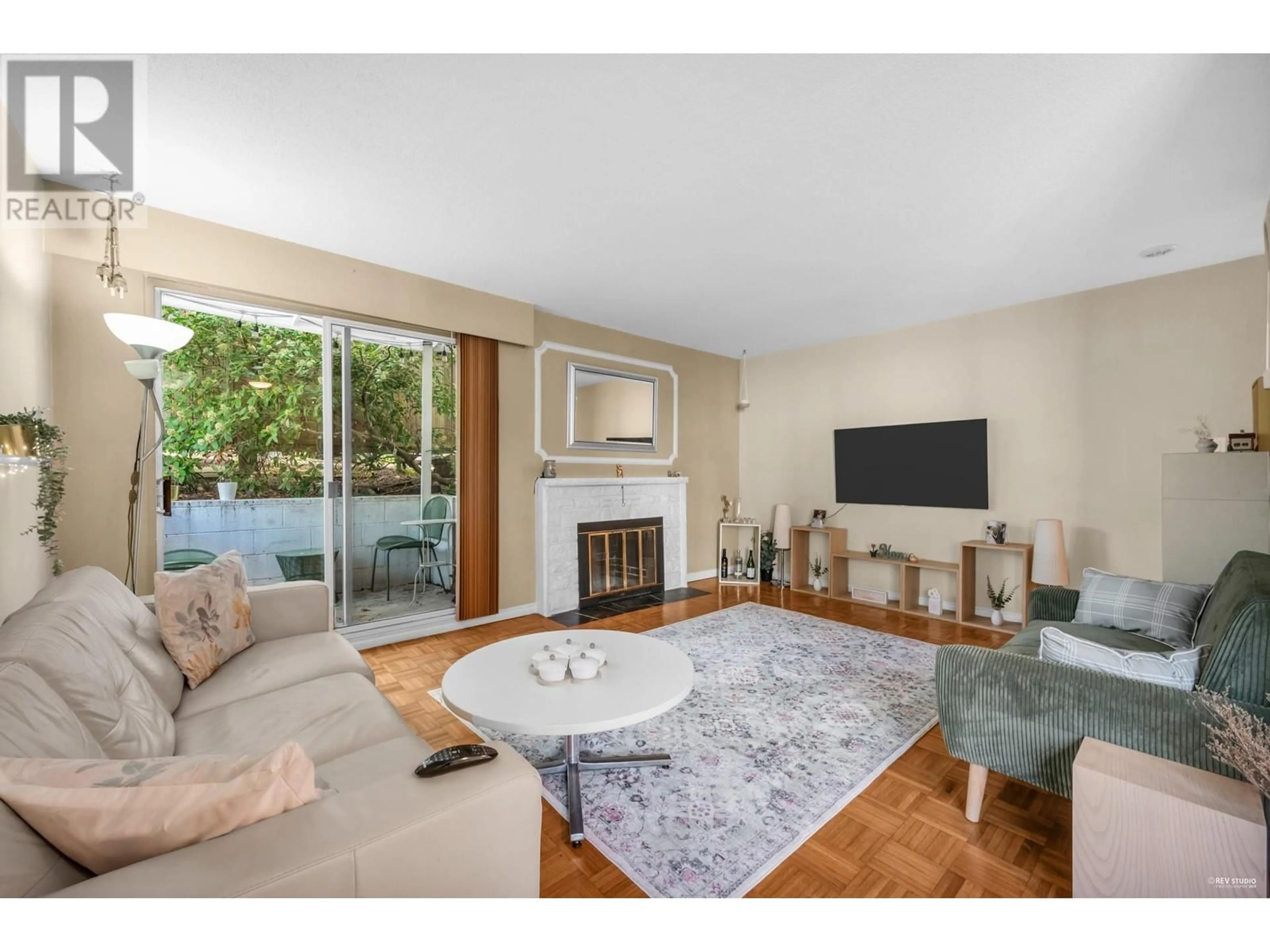 Living room with furniture, unknown for 2 - 140 20TH STREET, North Vancouver British Columbia V7L3A4