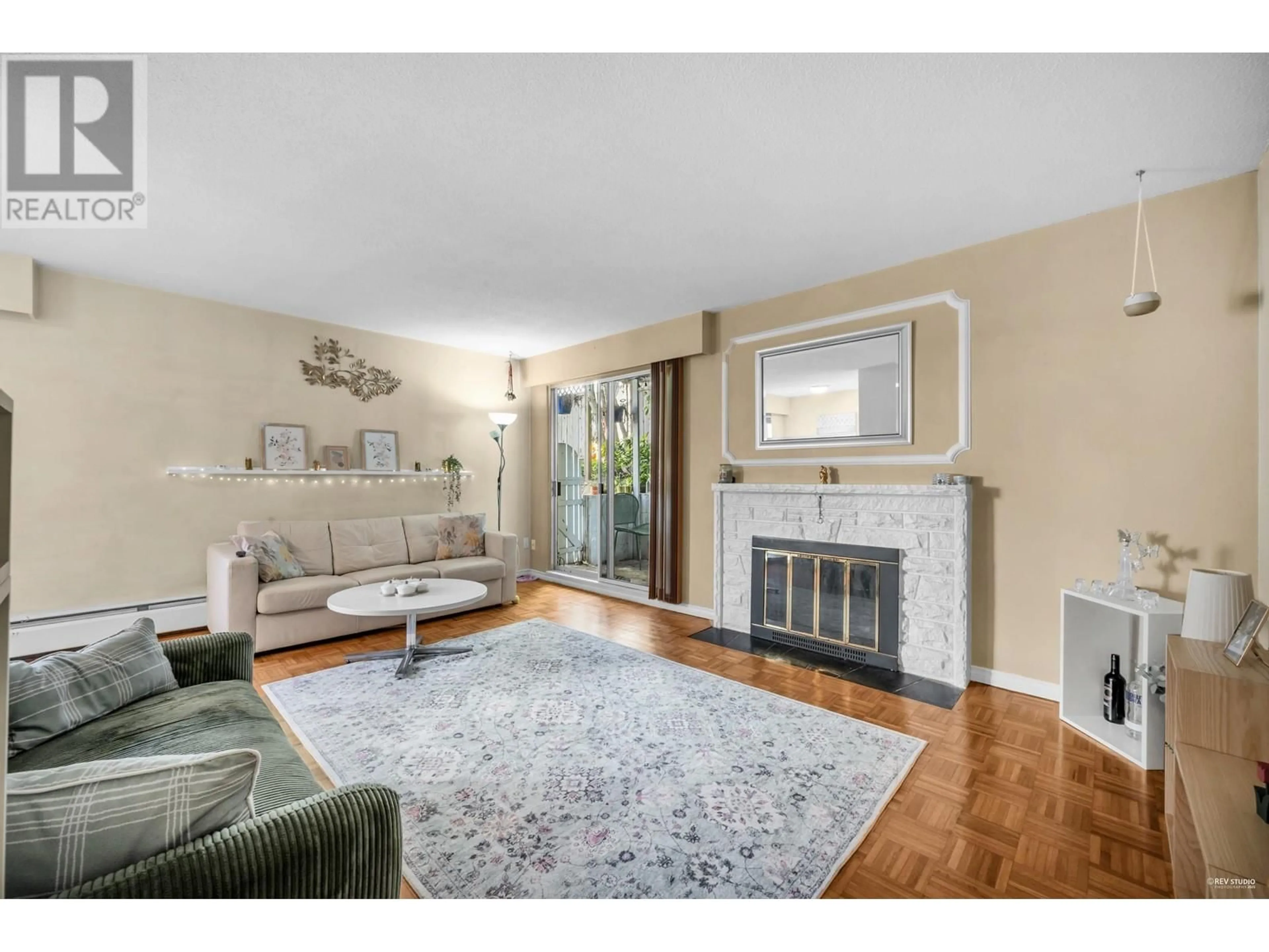 Living room with furniture, unknown for 2 - 140 20TH STREET, North Vancouver British Columbia V7L3A4