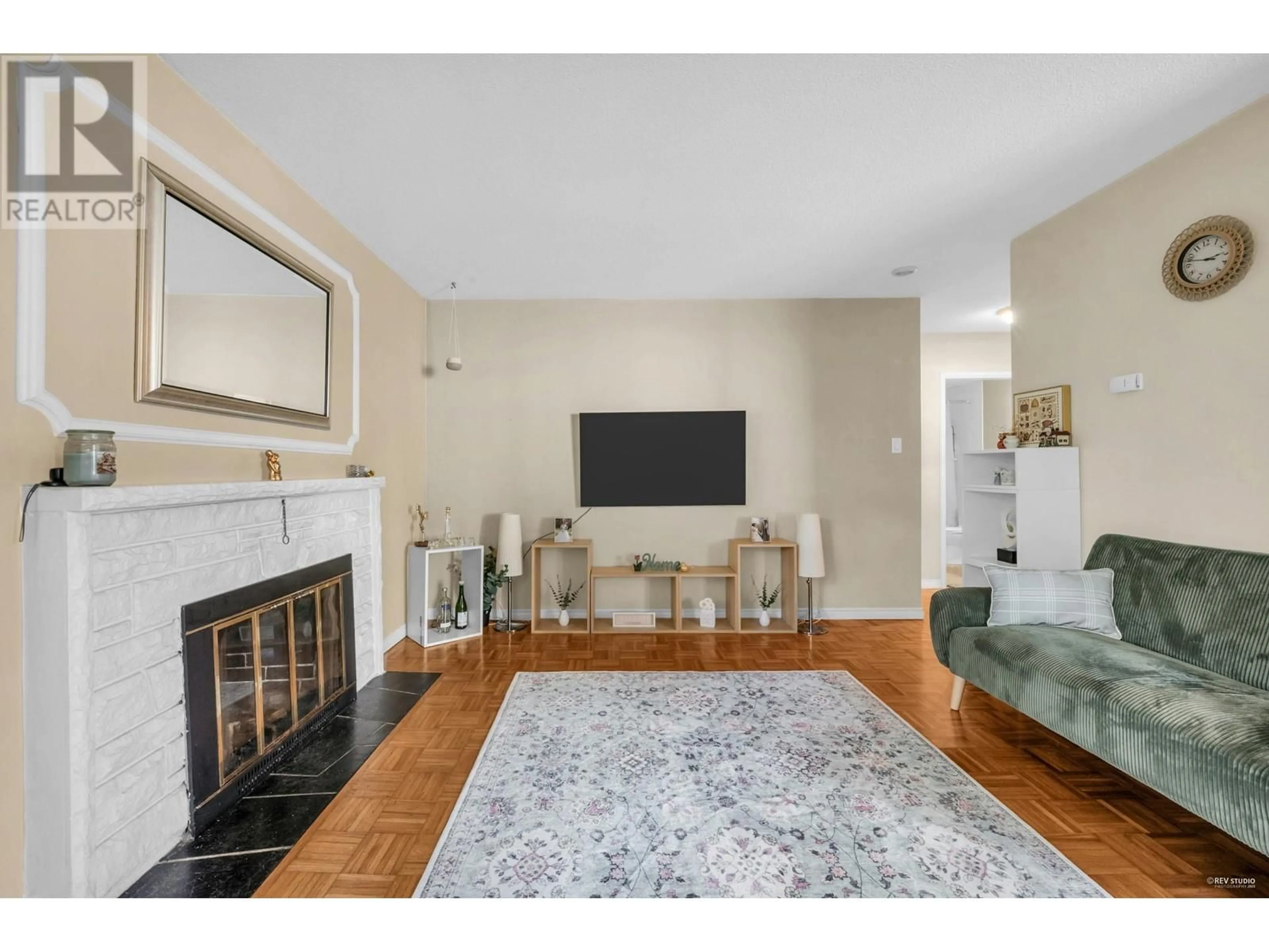 Living room with furniture, unknown for 2 - 140 20TH STREET, North Vancouver British Columbia V7L3A4