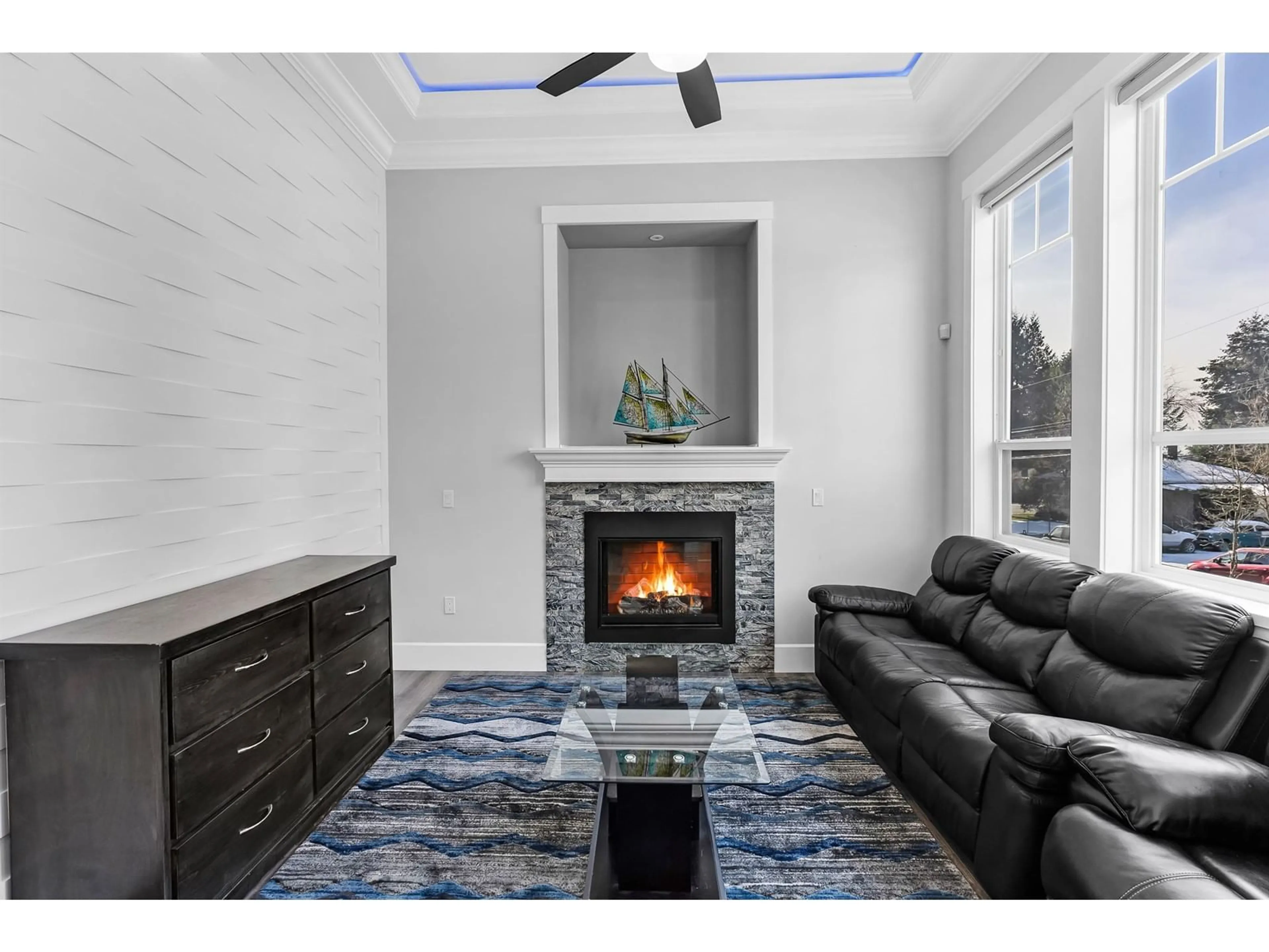 Living room with furniture, ceramic/tile floor for 8646 154A, Surrey British Columbia V3S3N8