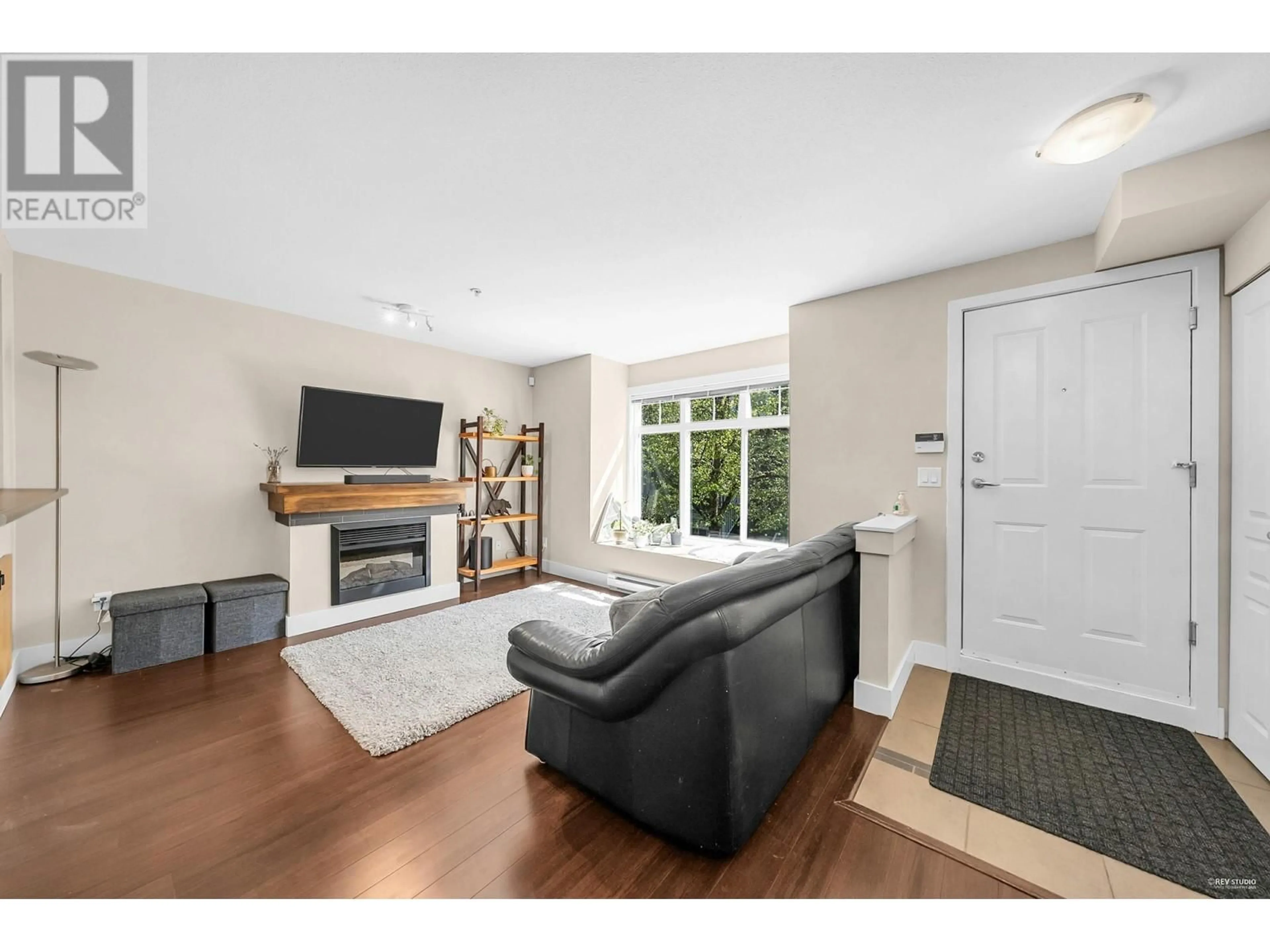 Living room with furniture, unknown for 28 - 7428 SOUTHWYNDE AVENUE, Burnaby British Columbia V3N0A1