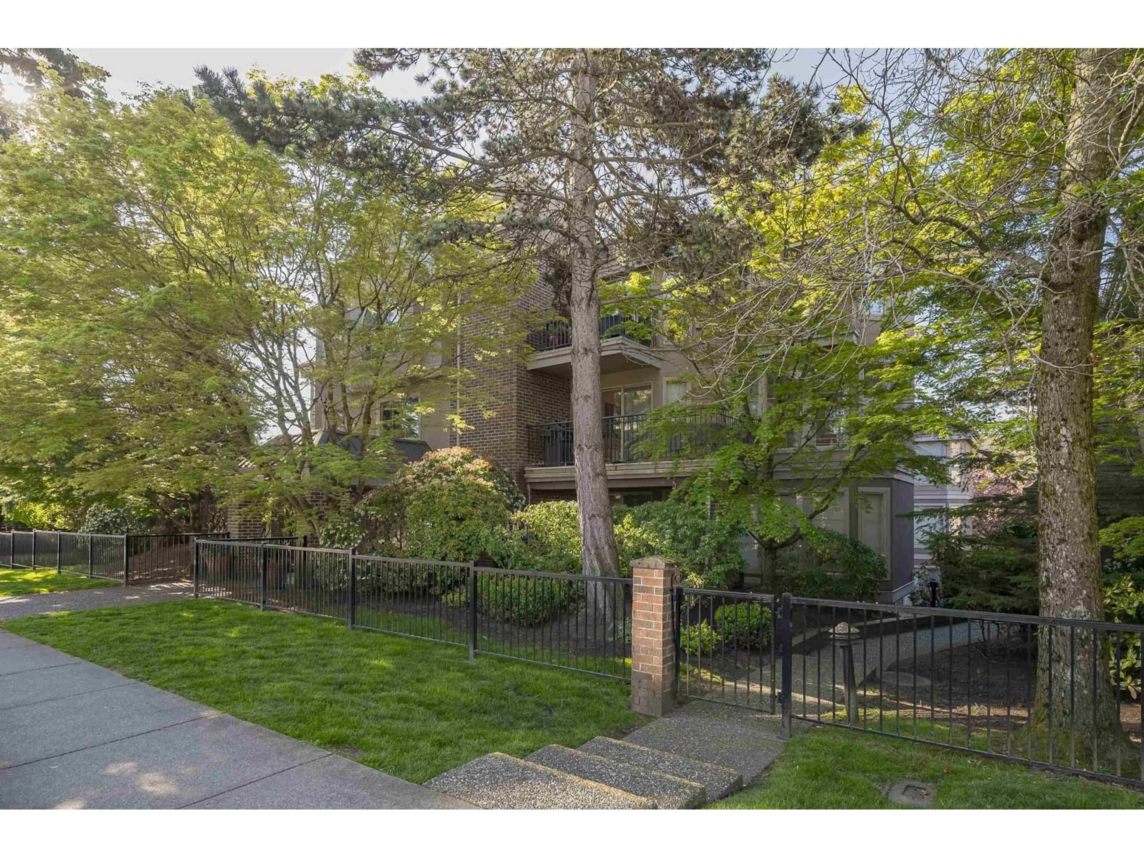 Unknown for 302 - 15440 VINE, White Rock British Columbia V4B2T4