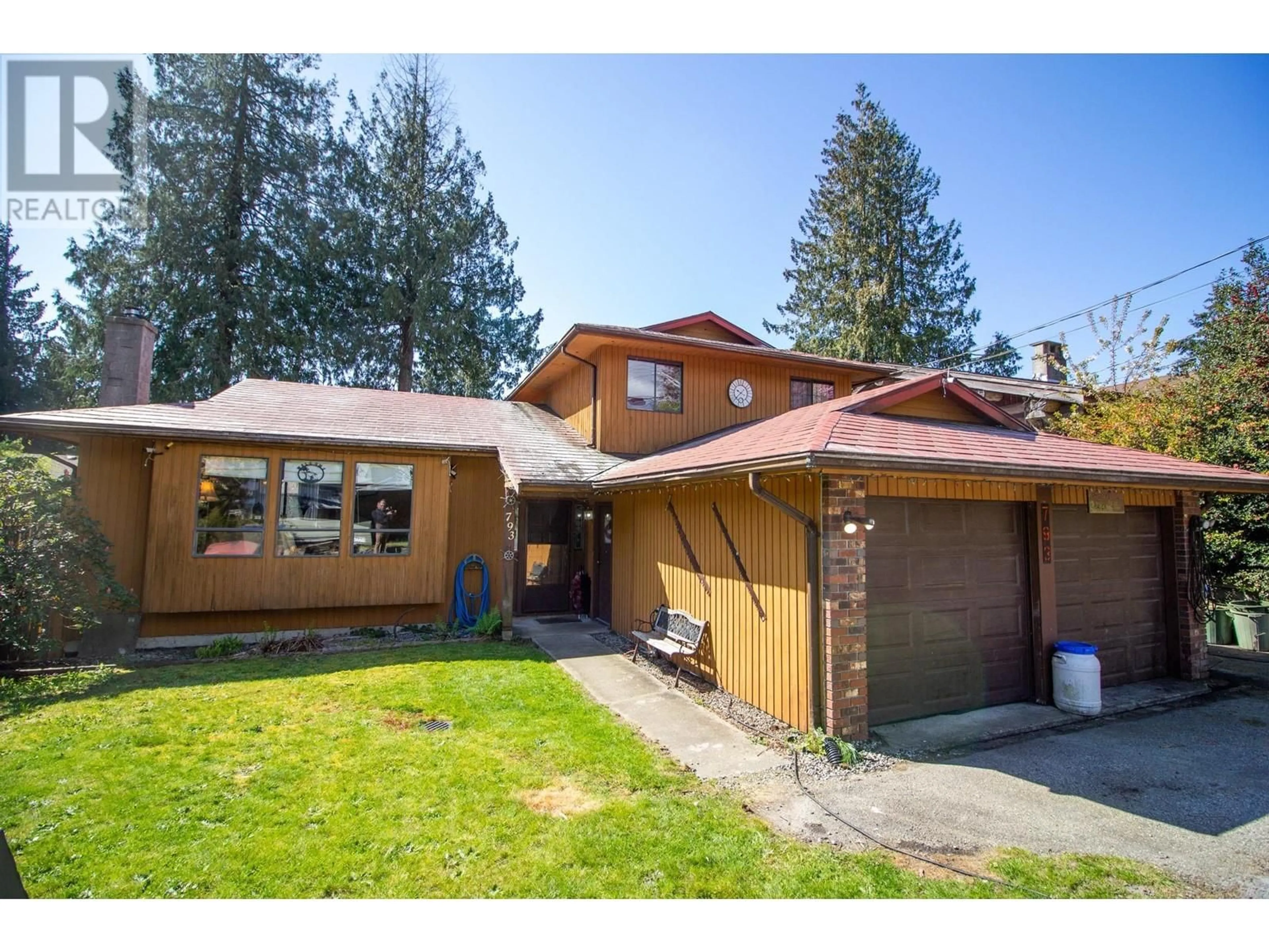 Home with vinyl exterior material, street for 793 CREEKSIDE CRESCENT, Gibsons British Columbia V0N1V9