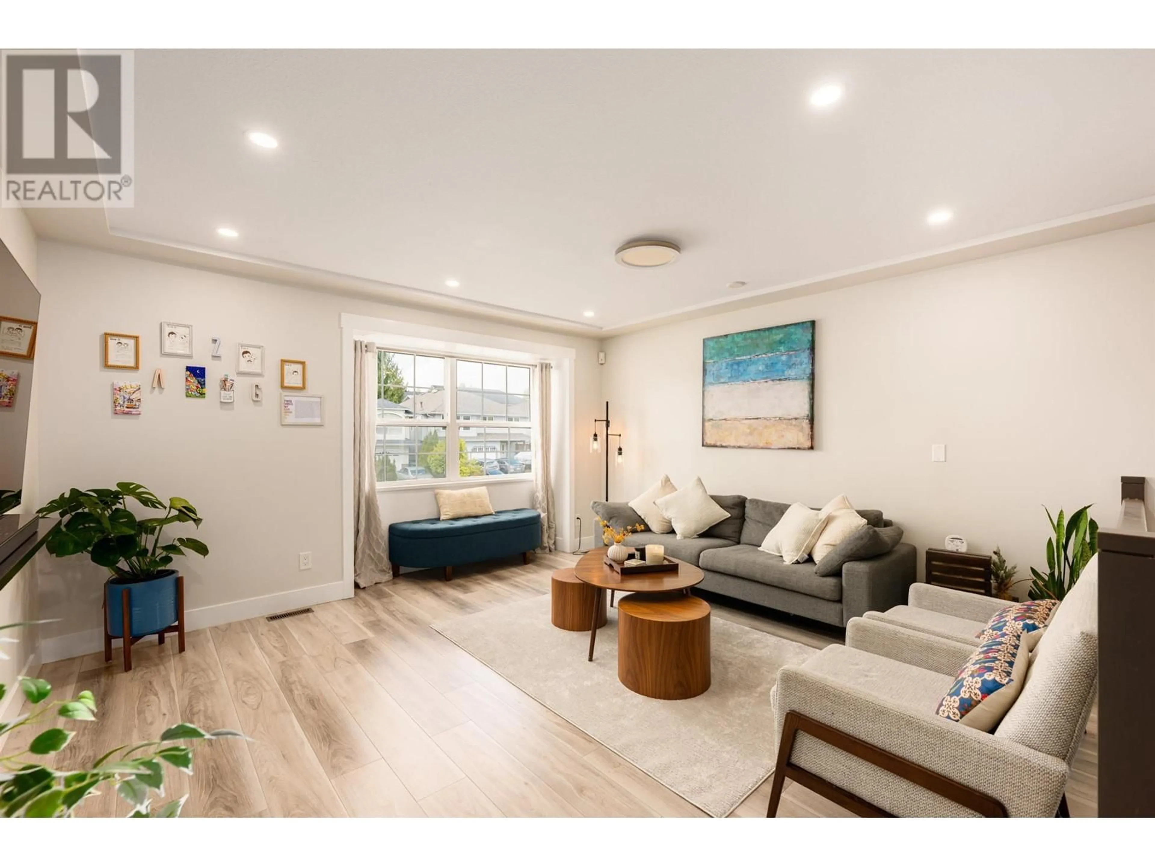 Living room with furniture, wood/laminate floor for 1282 LINCOLN DRIVE, Port Coquitlam British Columbia V3B7J5