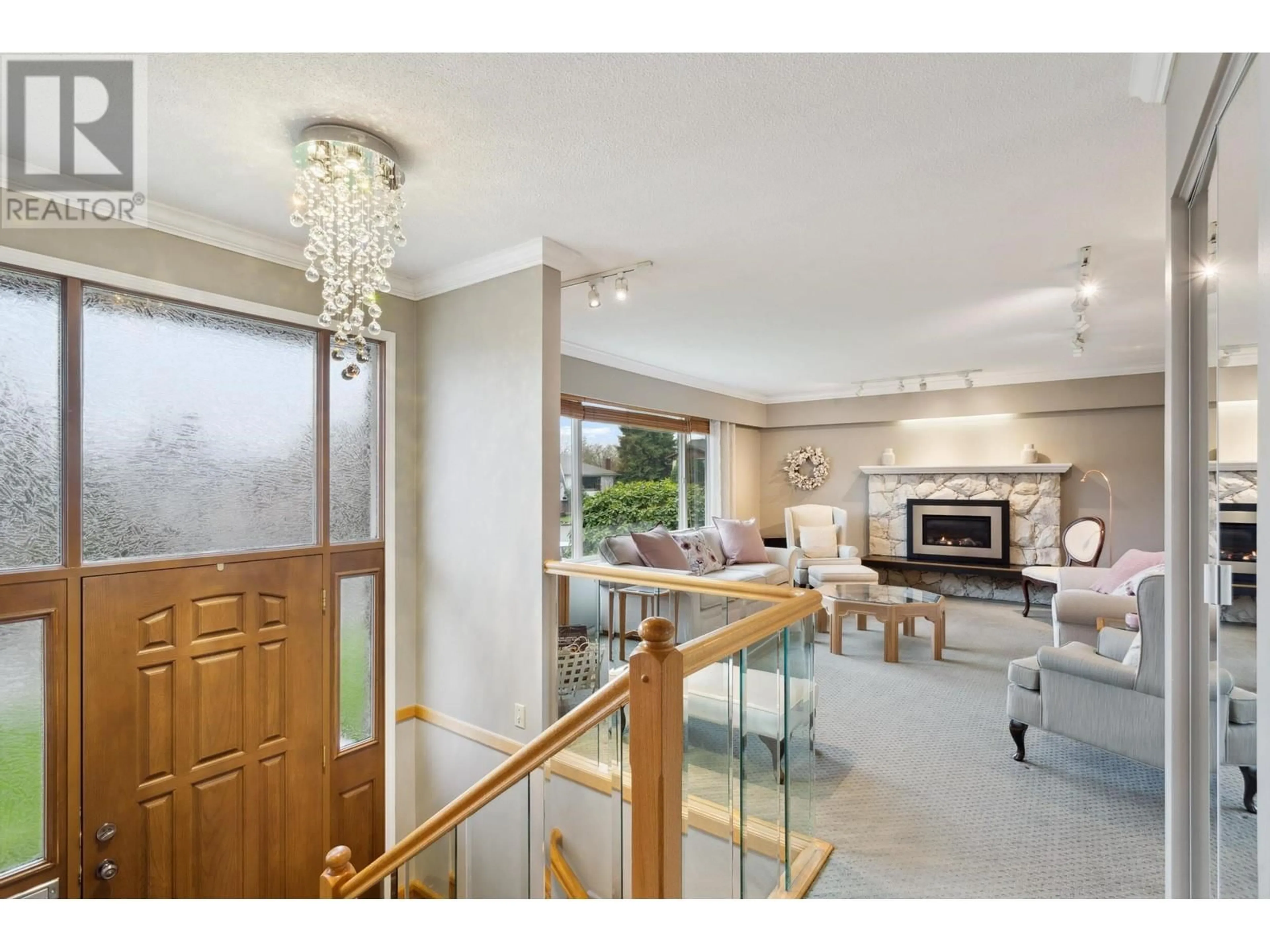 Indoor foyer for 7169 CARDINAL COURT, Burnaby British Columbia V5A1Y6