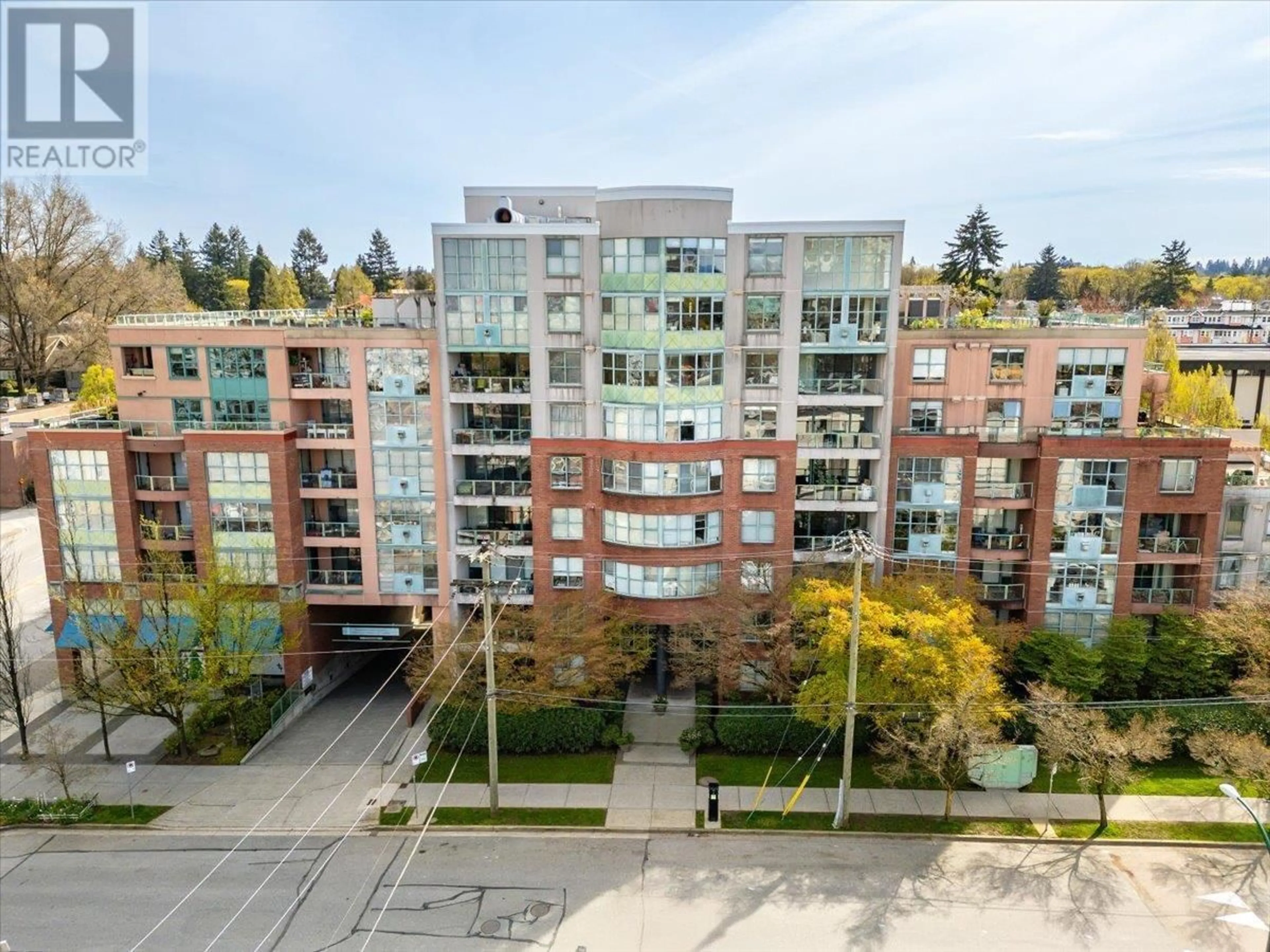 A pic from outside/outdoor area/front of a property/back of a property/a pic from drone, city buildings view from balcony for 511 - 518 14TH AVENUE, Vancouver British Columbia V5Z4N5