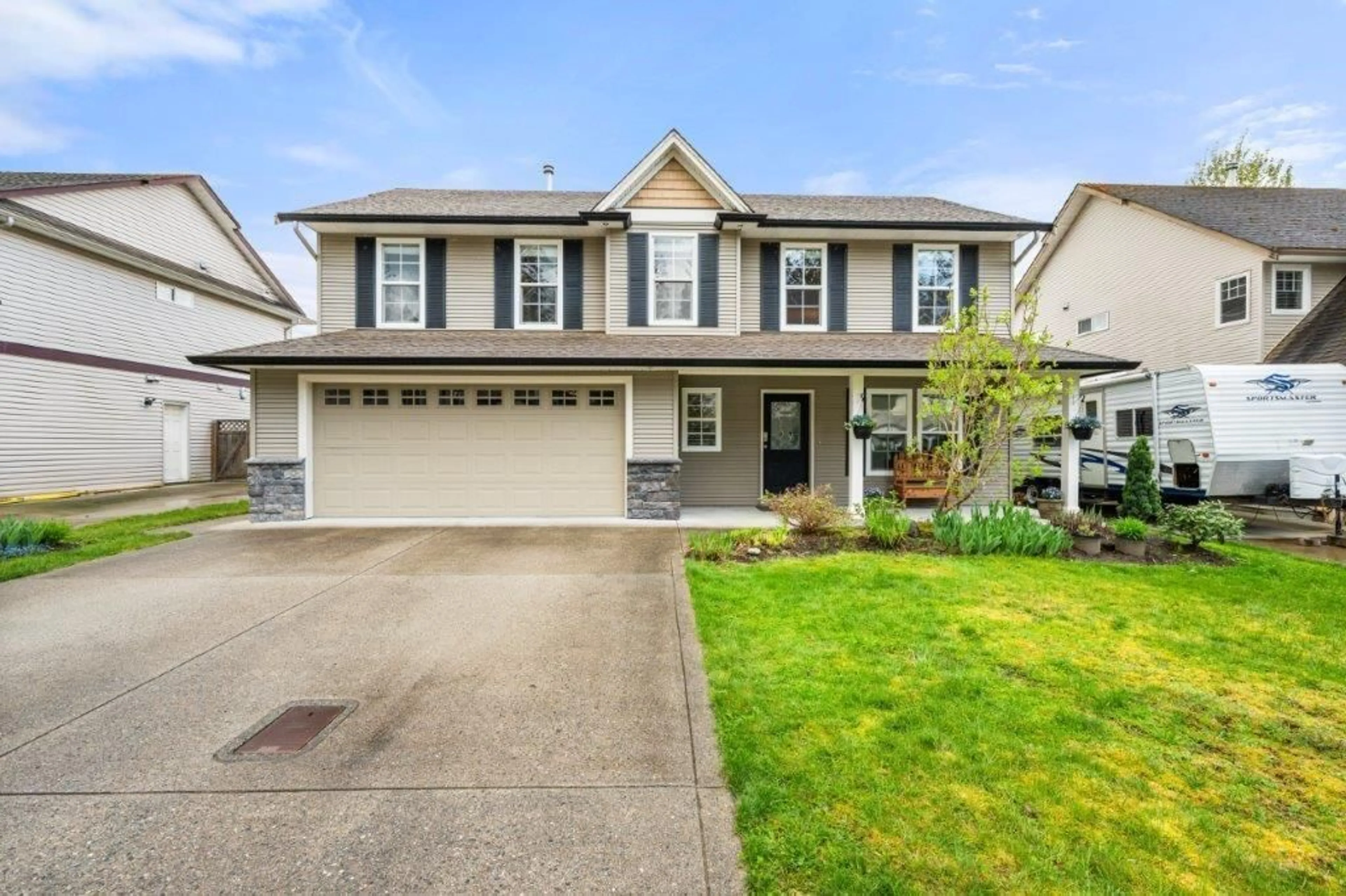 Home with vinyl exterior material, street for 32970 BOOTHBY, Mission British Columbia V2V7R3