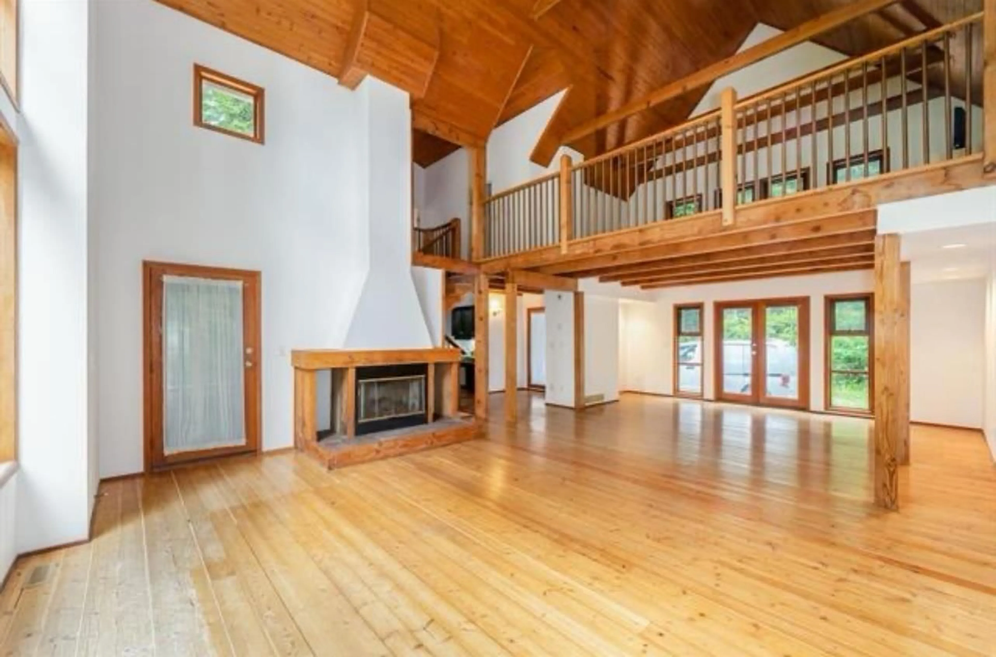 Indoor foyer for 10011 DEWDNEY TRUNK, Mission British Columbia V4S1K8