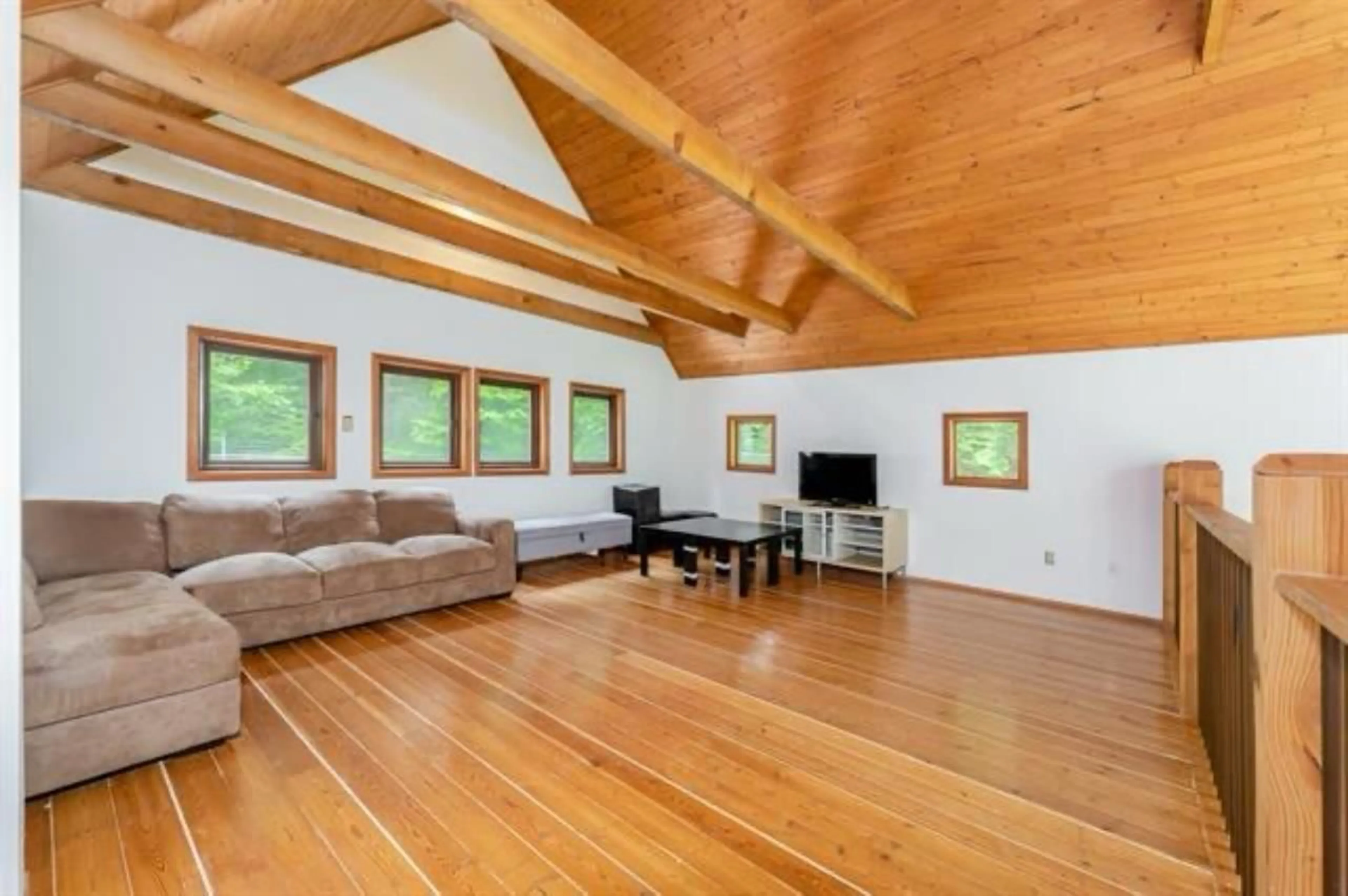 Living room with furniture, wood/laminate floor for 10011 DEWDNEY TRUNK, Mission British Columbia V4S1K8