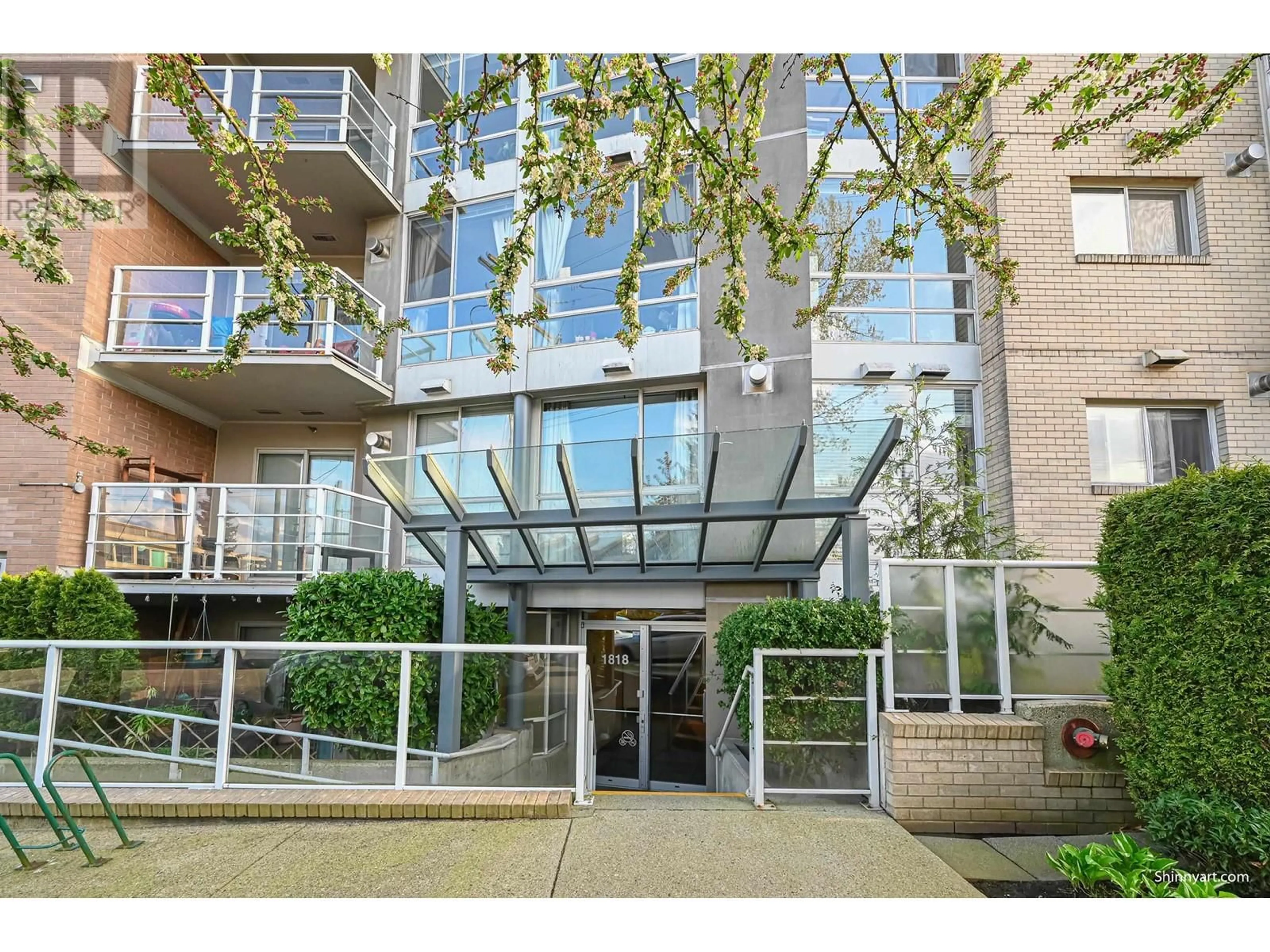 Indoor foyer for 206 - 1818 6TH AVENUE, Vancouver British Columbia V6J1R6