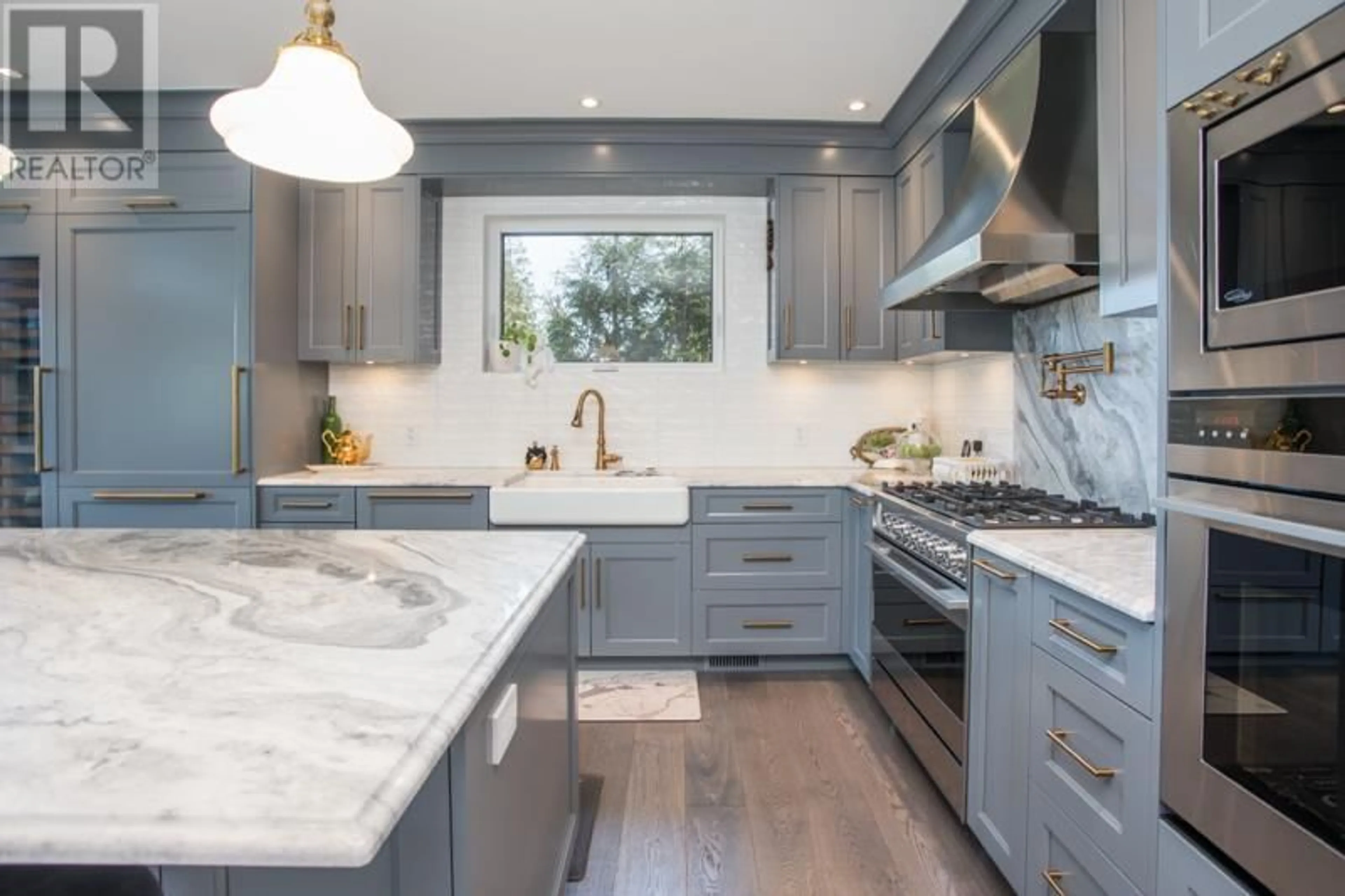Contemporary kitchen, unknown for 1812 CARDINAL CRESCENT, North Vancouver British Columbia V7G1Y2