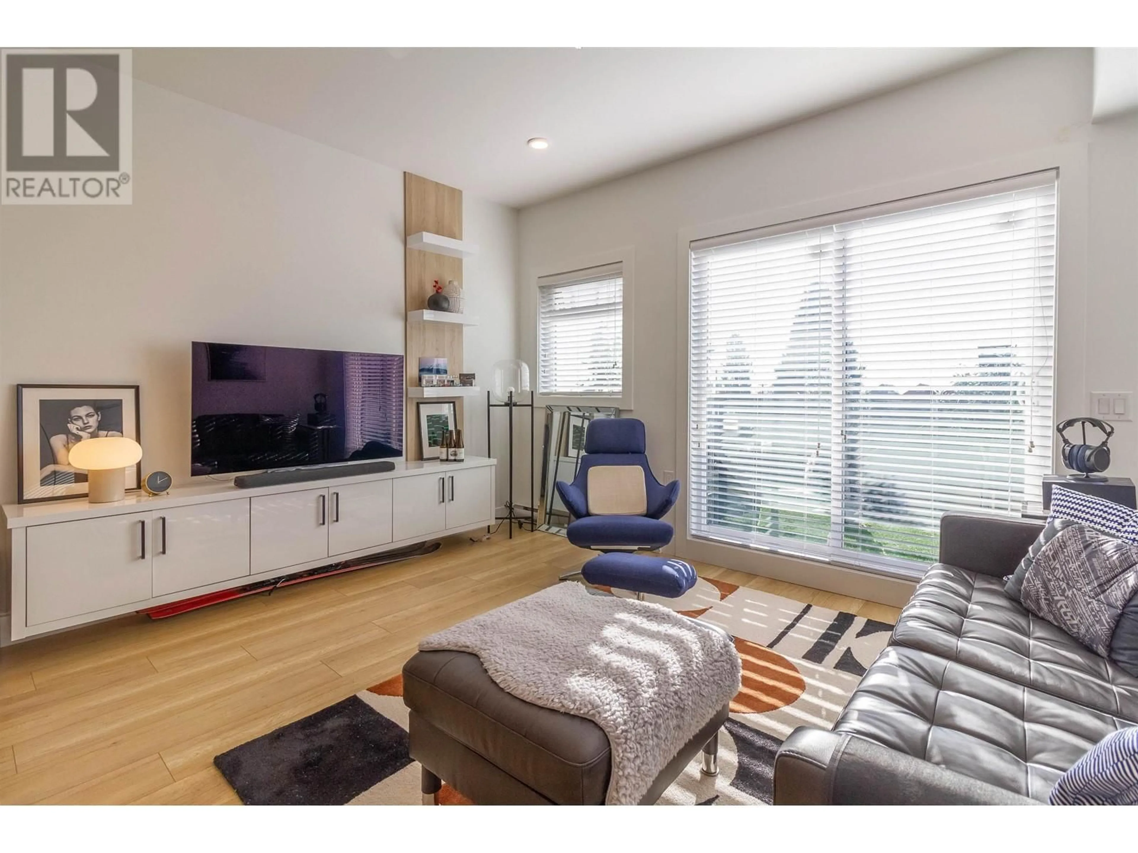 Living room with furniture, wood/laminate floor for 16 - 6288 BERESFORD STREET, Burnaby British Columbia V5J1K2