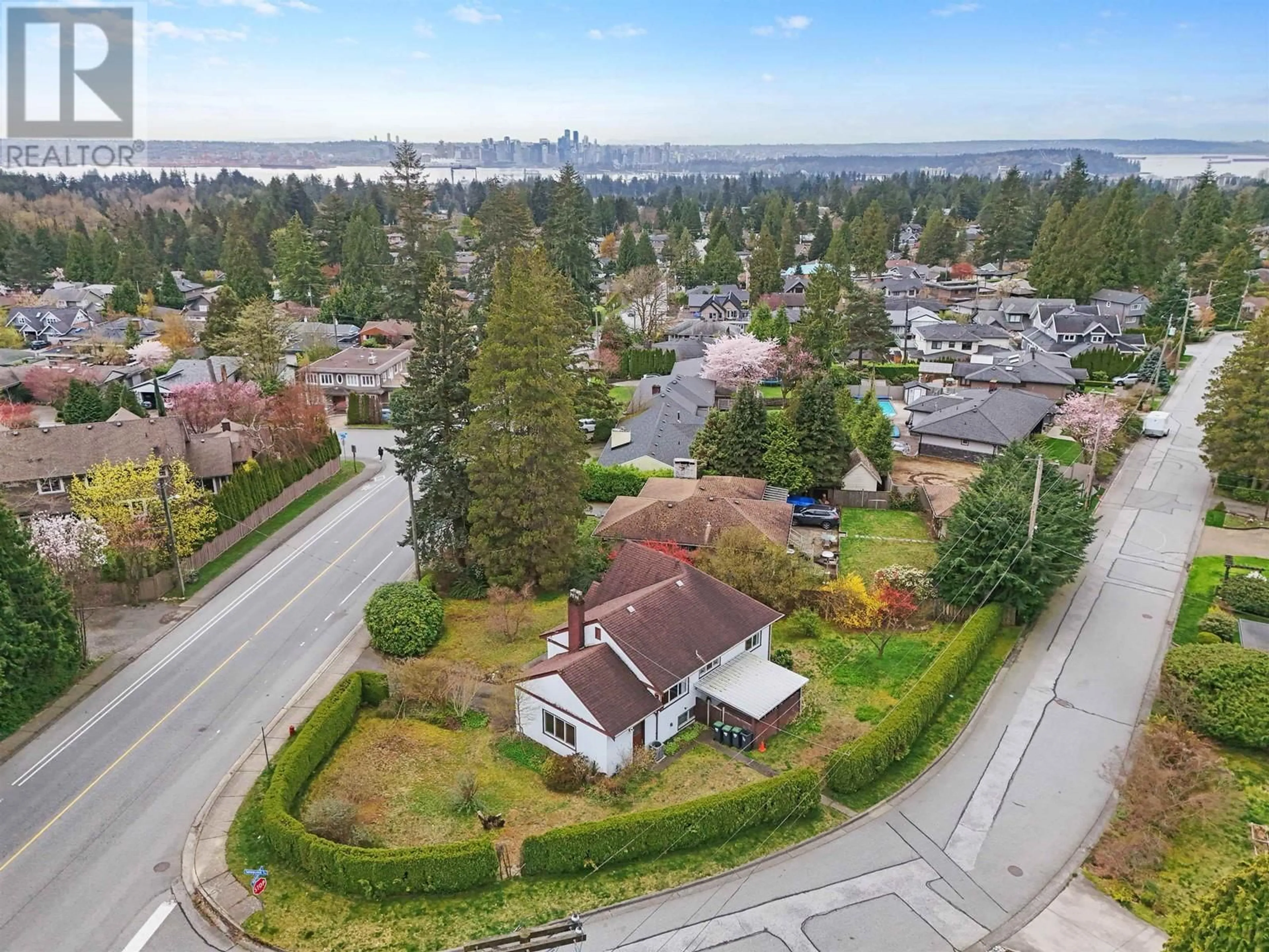 A pic from outside/outdoor area/front of a property/back of a property/a pic from drone, unknown for 3975 HIGHLAND BOULEVARD, North Vancouver British Columbia V7R2Y7