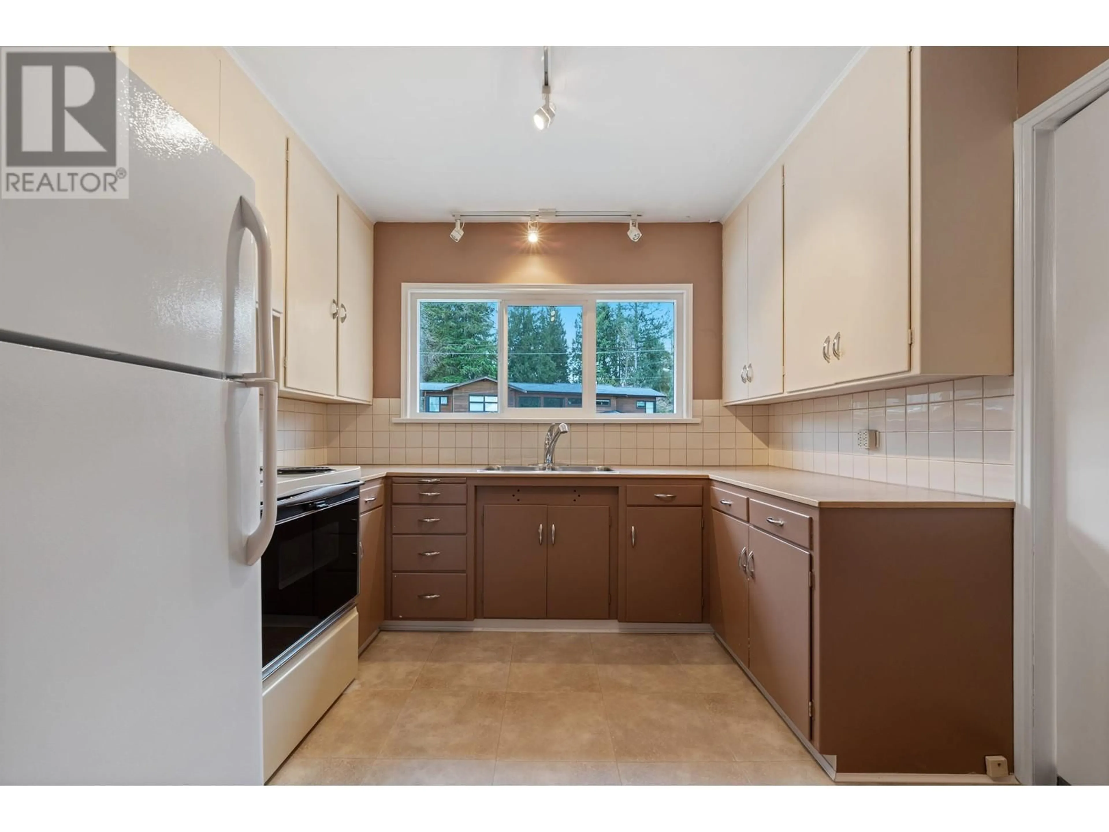 Standard kitchen, unknown for 3975 HIGHLAND BOULEVARD, North Vancouver British Columbia V7R2Y7
