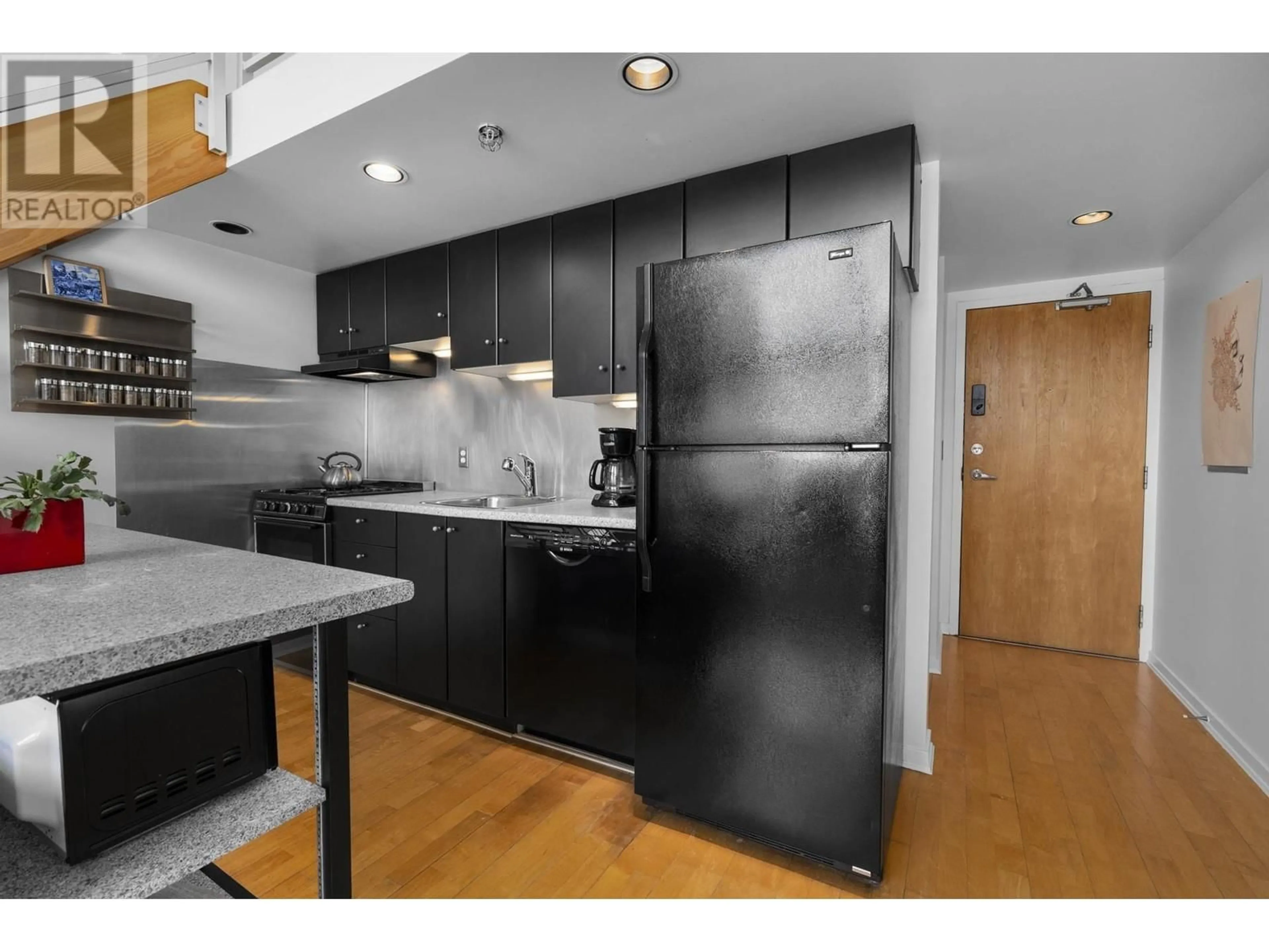 Standard kitchen, wood/laminate floor for 913 - 933 SEYMOUR STREET, Vancouver British Columbia V6B6L6