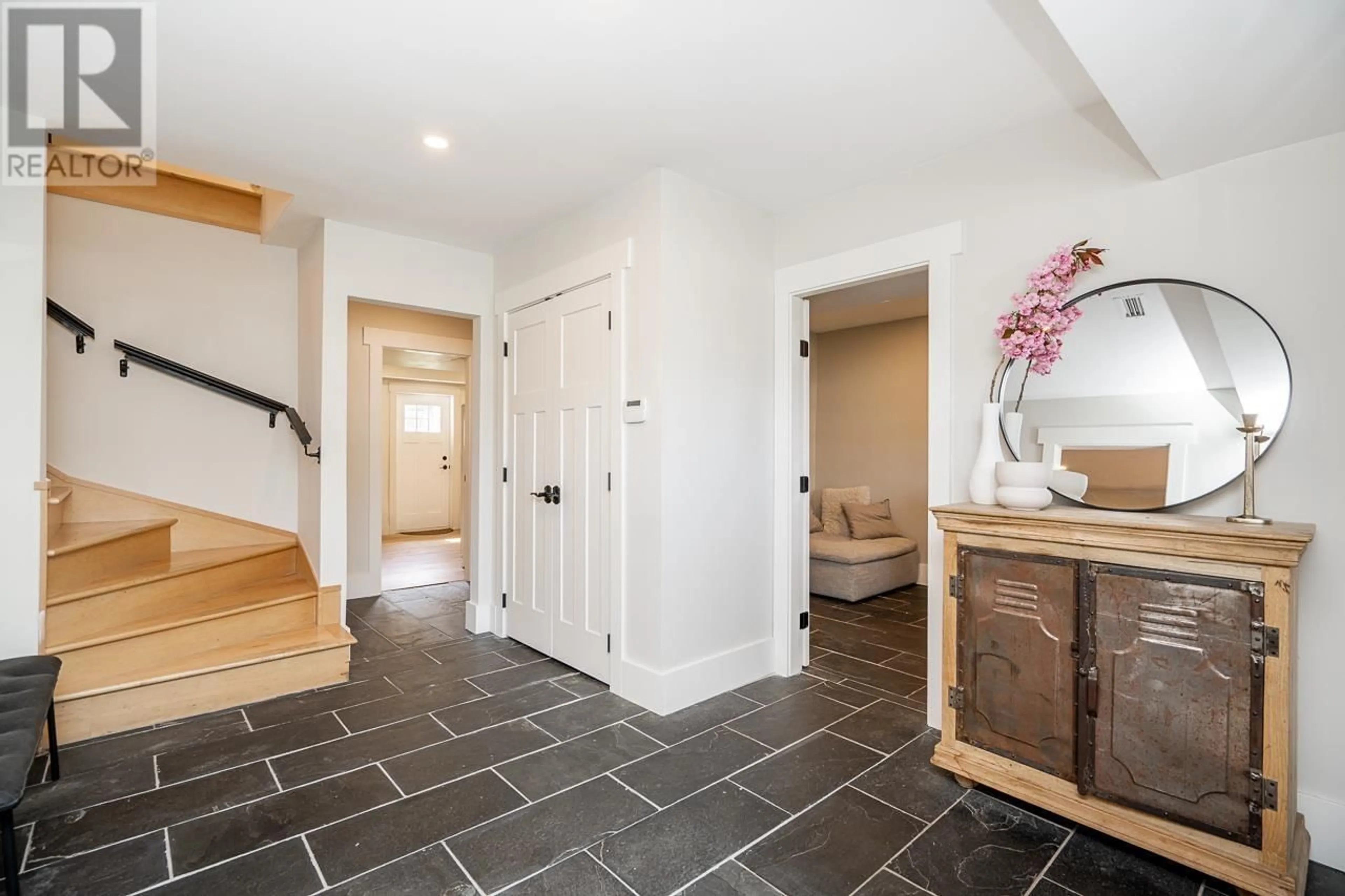 Indoor entryway for 4906 CEDAR CRESCENT, Delta British Columbia V4M1J8