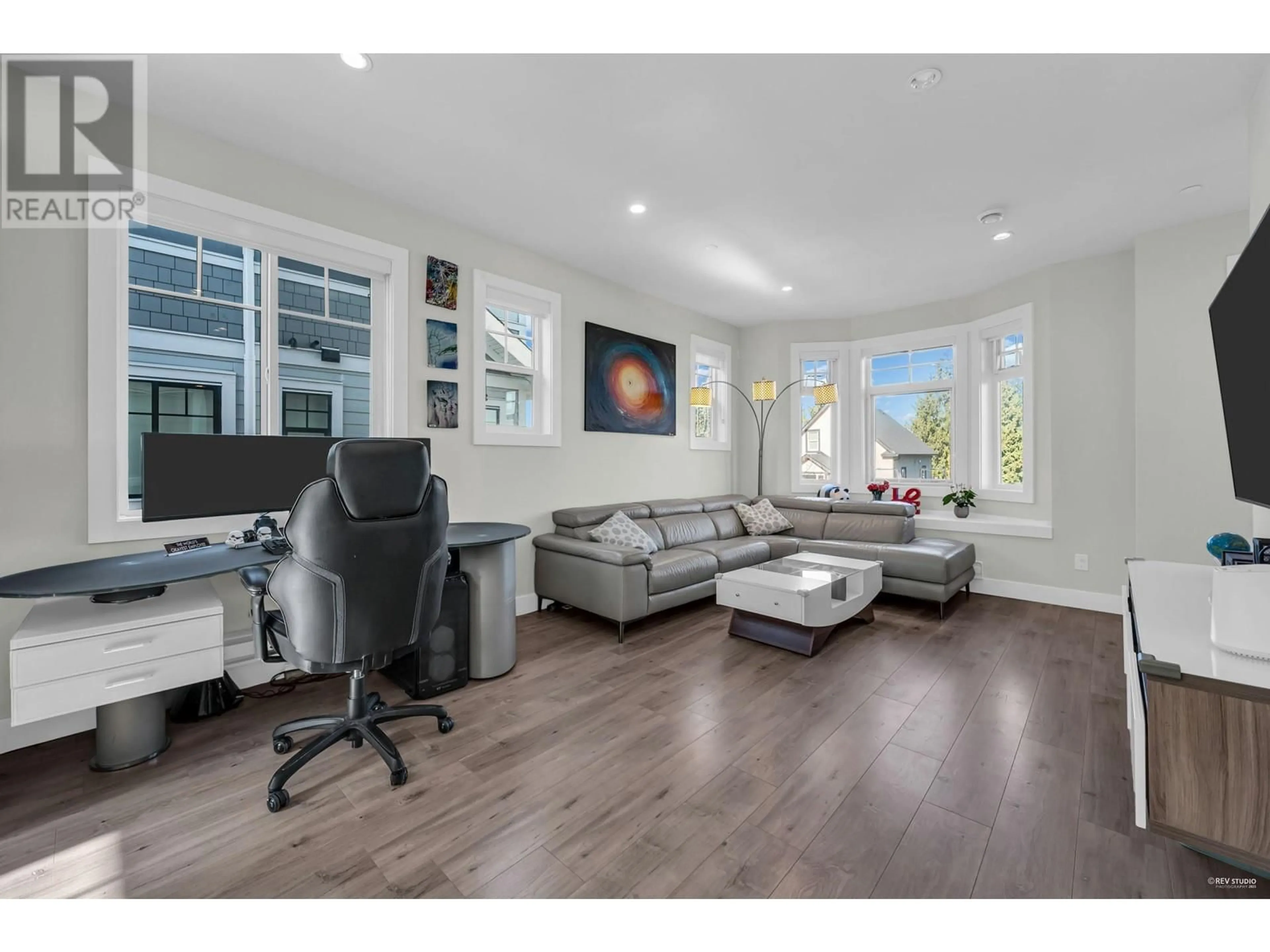 Living room with furniture, wood/laminate floor for 13 - 189 WOOD STREET, New Westminster British Columbia V3M0L7
