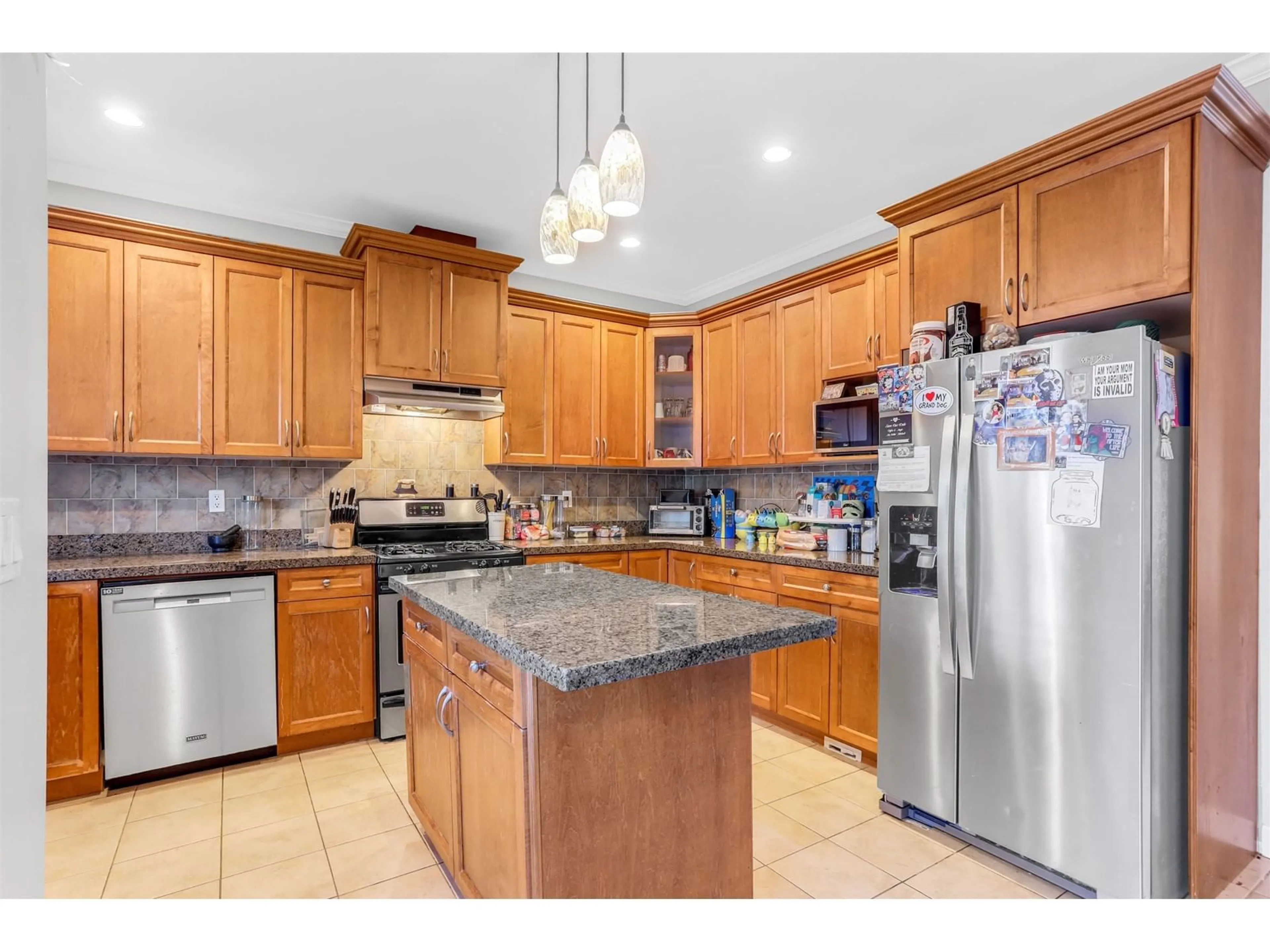 Open concept kitchen, ceramic/tile floor for 18 - 19219 67, Surrey British Columbia V4N0C4