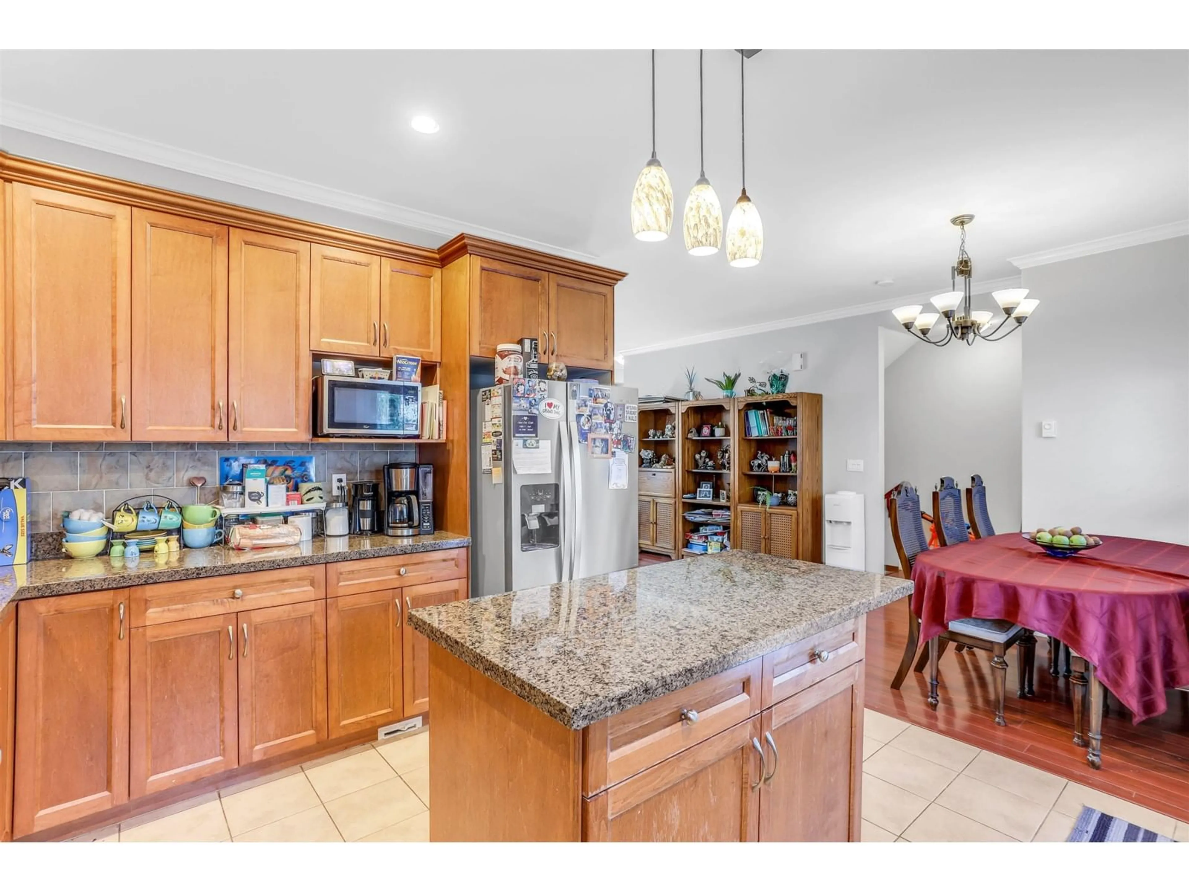 Open concept kitchen, ceramic/tile floor for 18 - 19219 67, Surrey British Columbia V4N0C4
