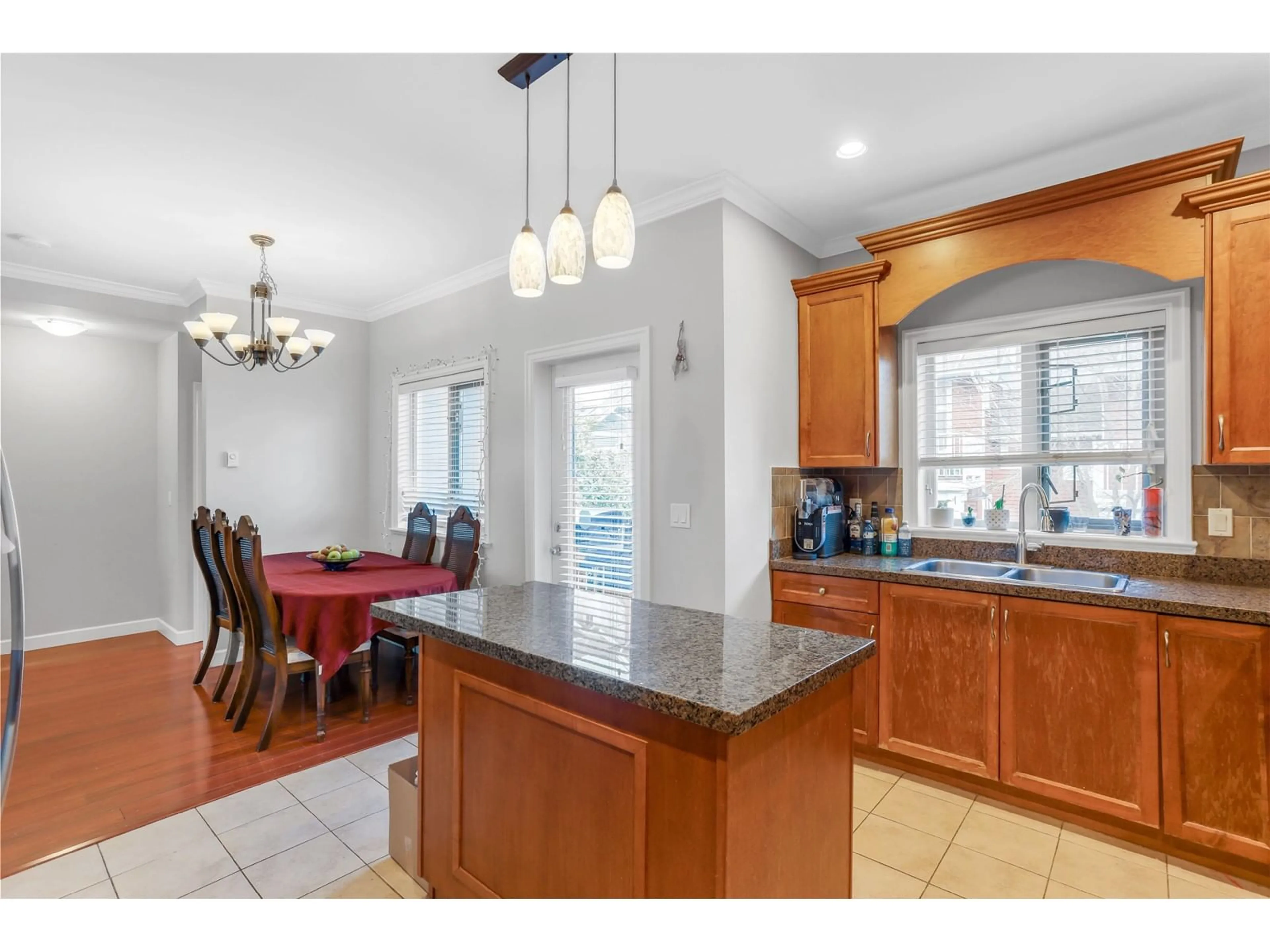 Open concept kitchen, ceramic/tile floor for 18 - 19219 67, Surrey British Columbia V4N0C4