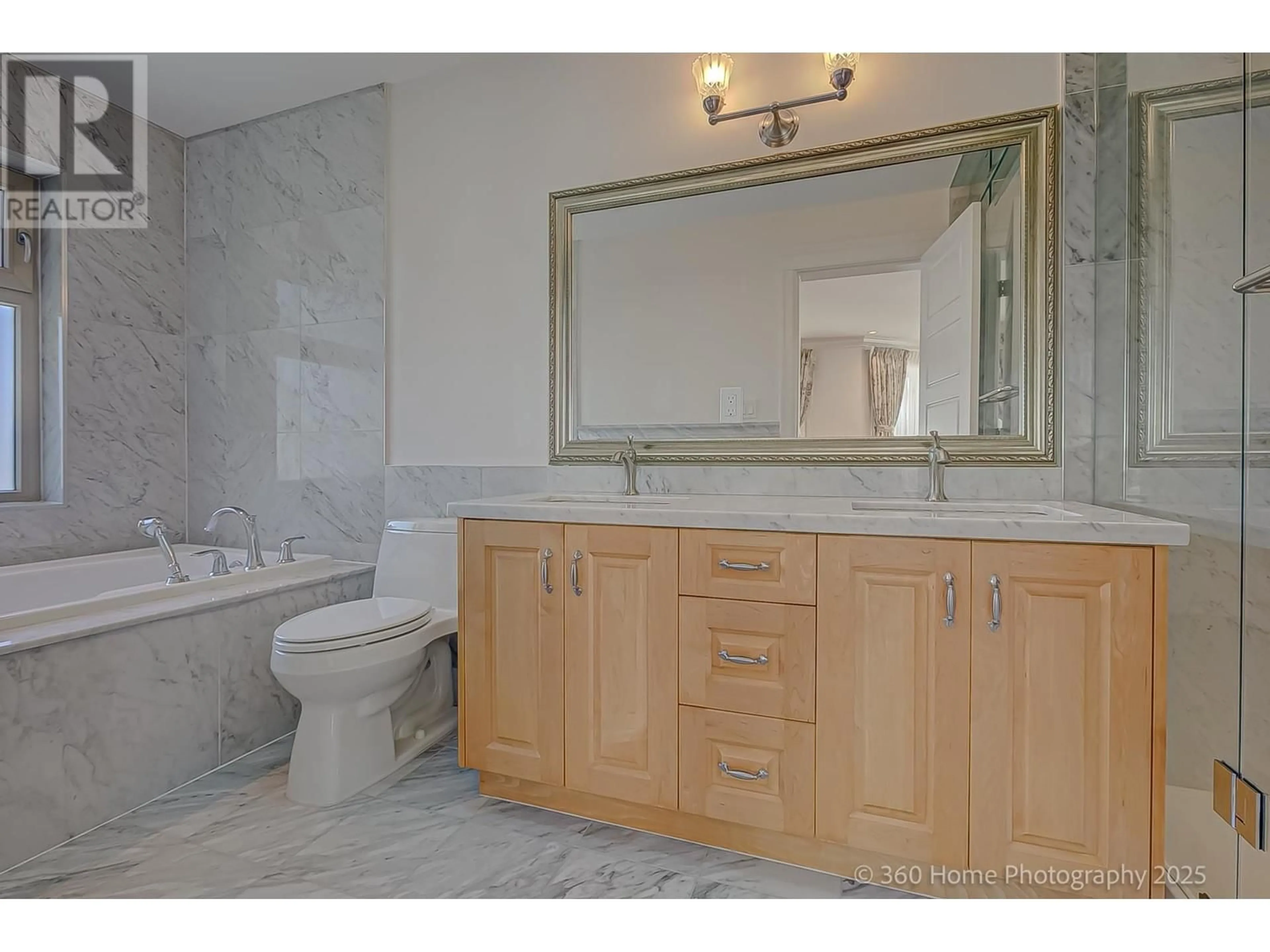 Standard bathroom, ceramic/tile floor for 28 47TH AVENUE, Vancouver British Columbia V5Y2X8