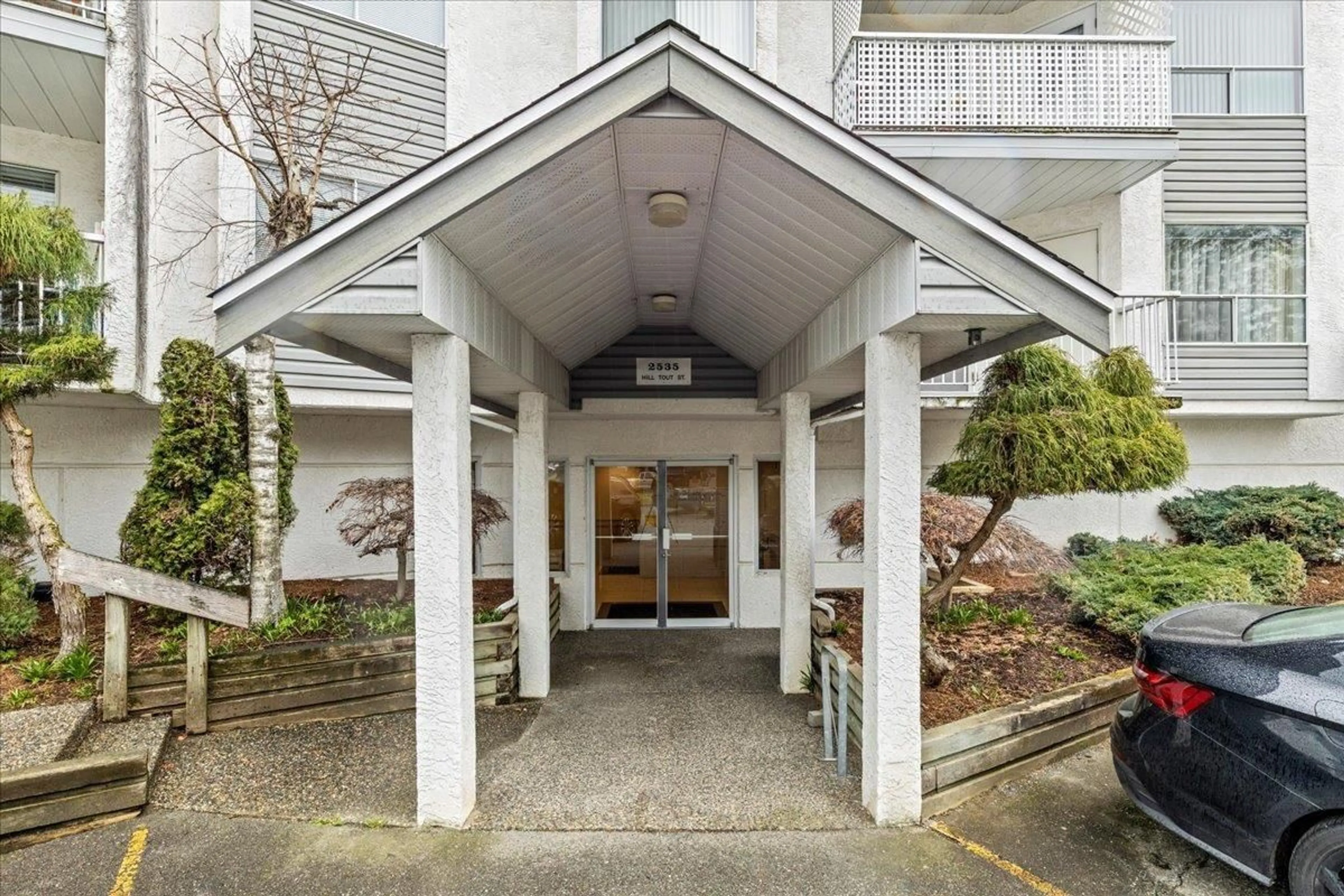 Indoor foyer for 208 - 2535 HILL-TOUT, Abbotsford British Columbia V2T2P8