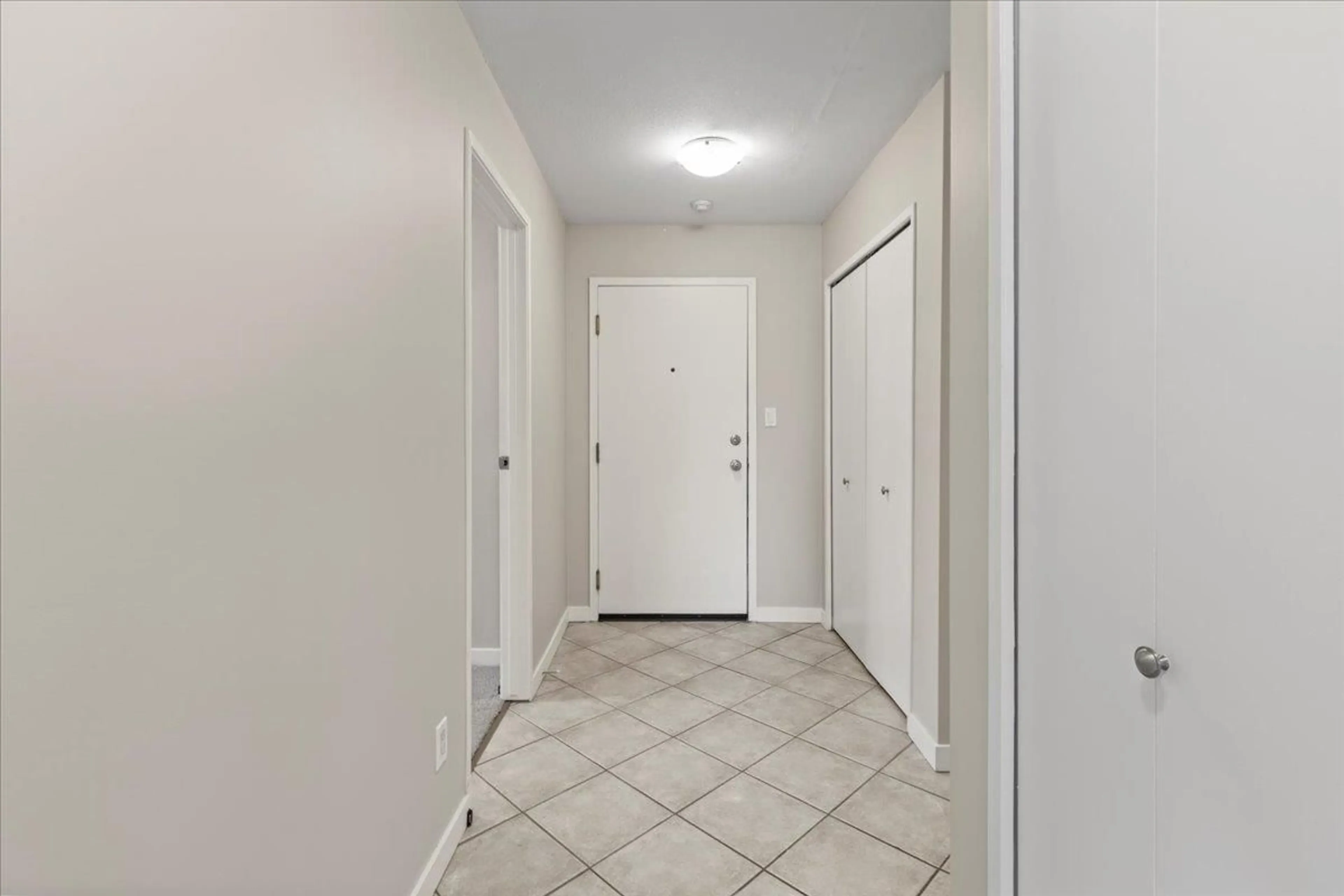 Indoor entryway for 208 - 2535 HILL-TOUT, Abbotsford British Columbia V2T2P8
