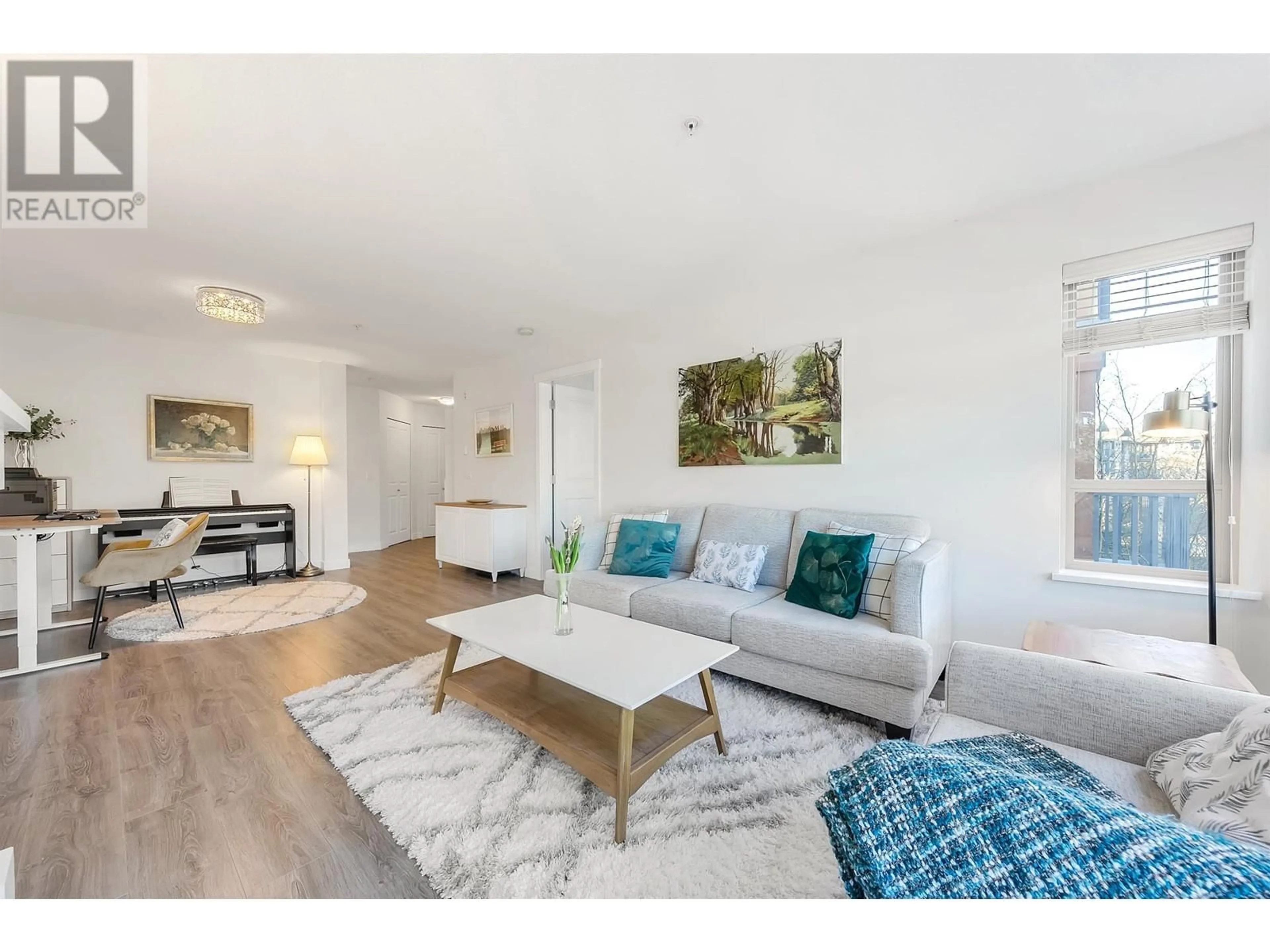 Living room with furniture, unknown for 401 - 3132 DAYANEE SPRINGS BOULEVARD, Coquitlam British Columbia V3E0B5