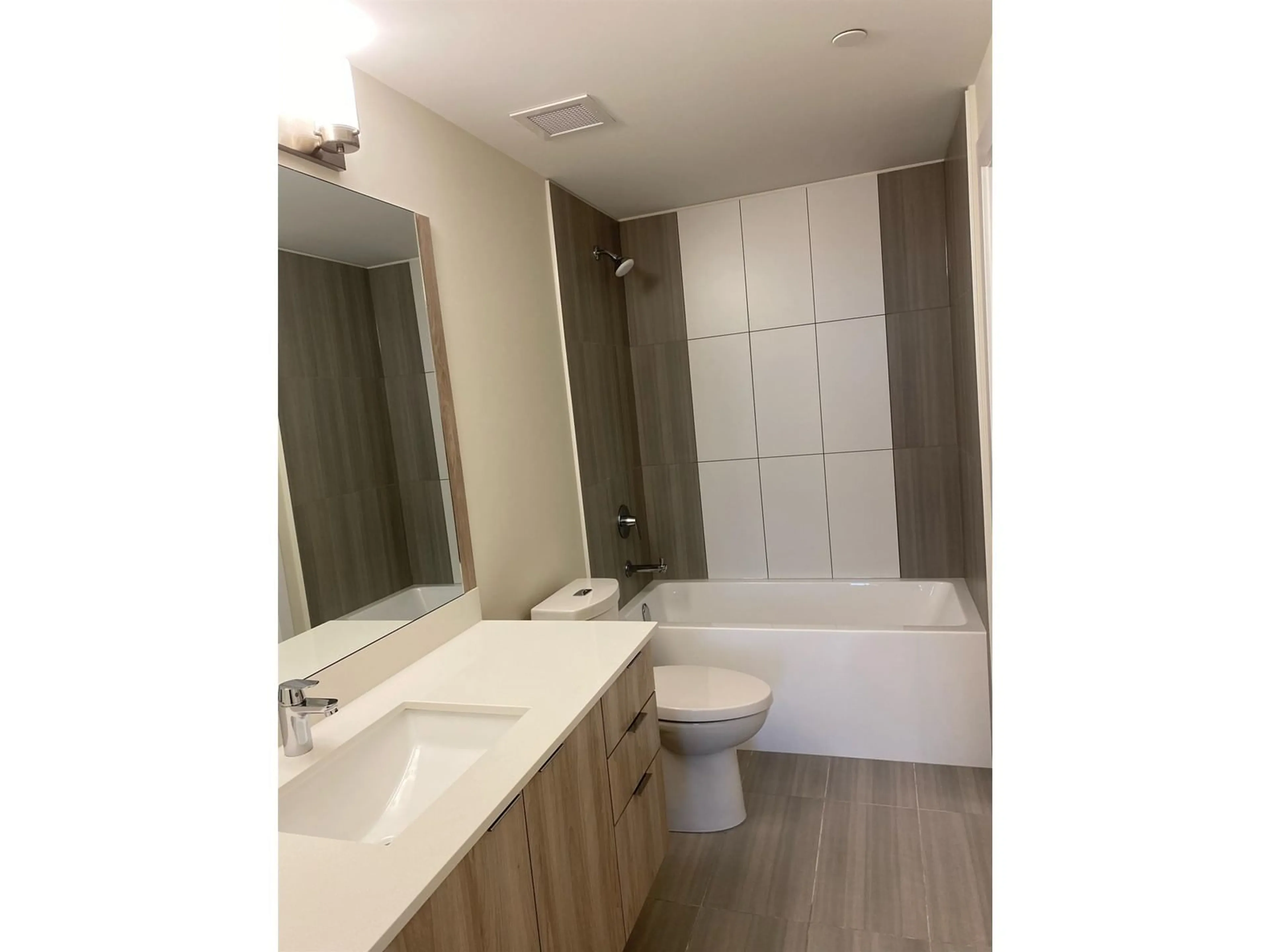 Standard bathroom, ceramic/tile floor for 609 - 6950 NICHOLSON, Delta British Columbia V4E0A8
