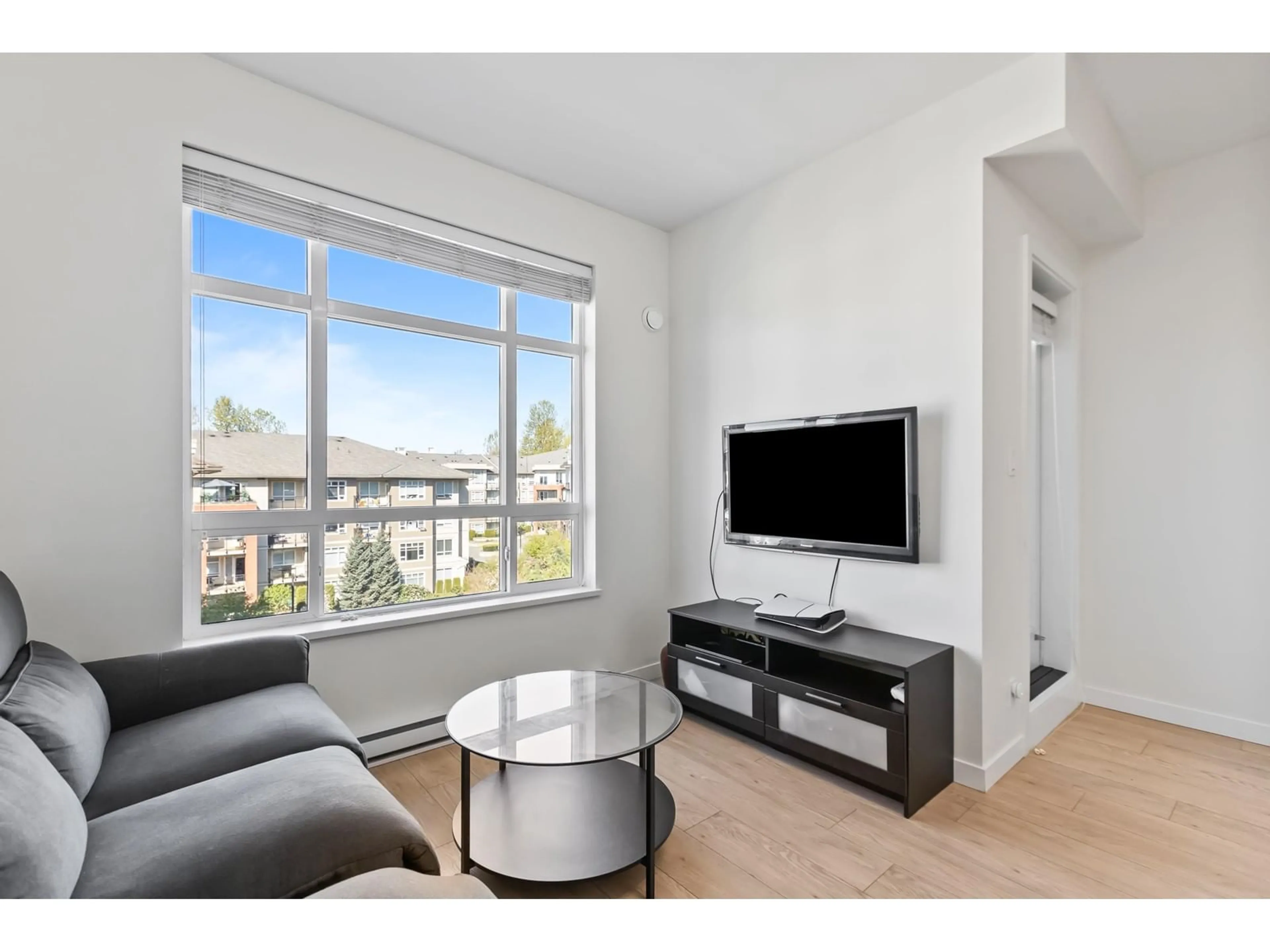 Living room with furniture, wood/laminate floor for D404 - 20211 66, Langley British Columbia V2Y0L4