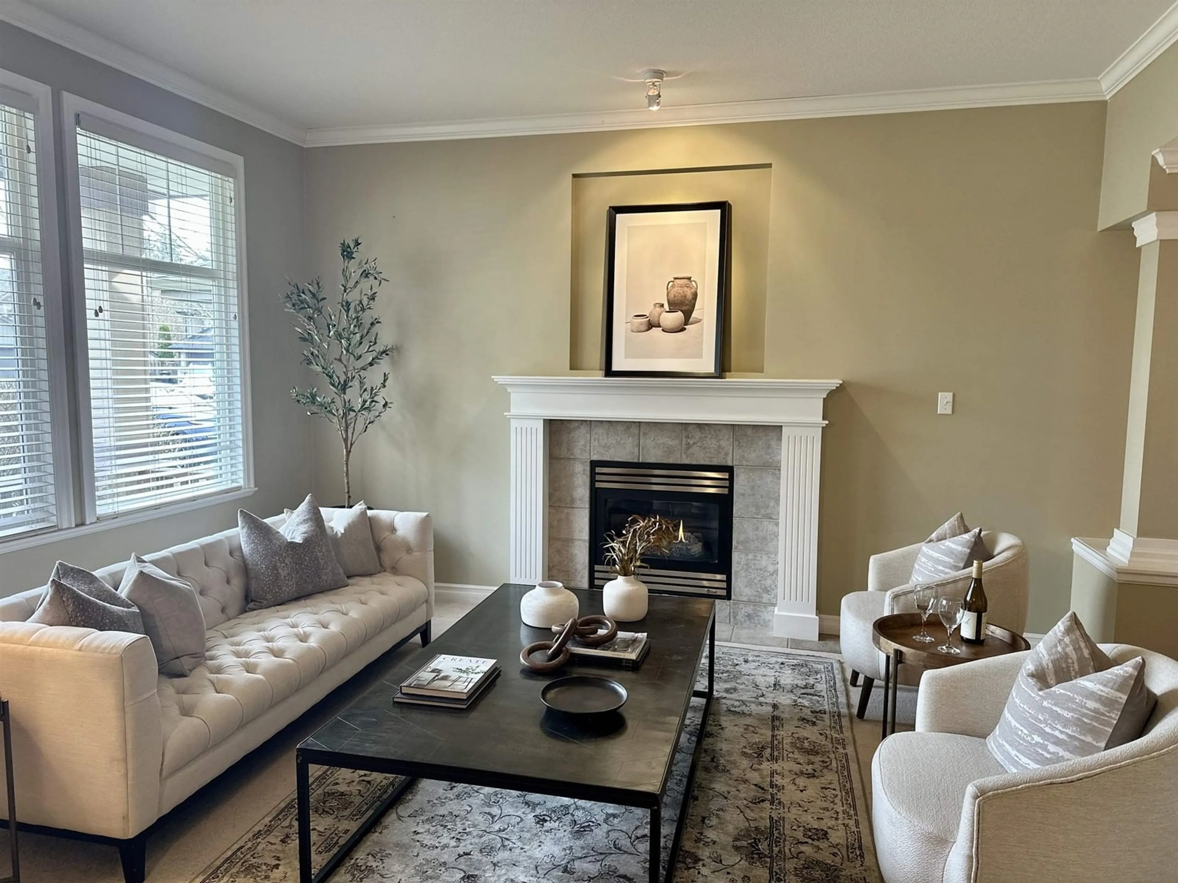 Living room with furniture, unknown for 9091 202B, Langley British Columbia V1M4C1