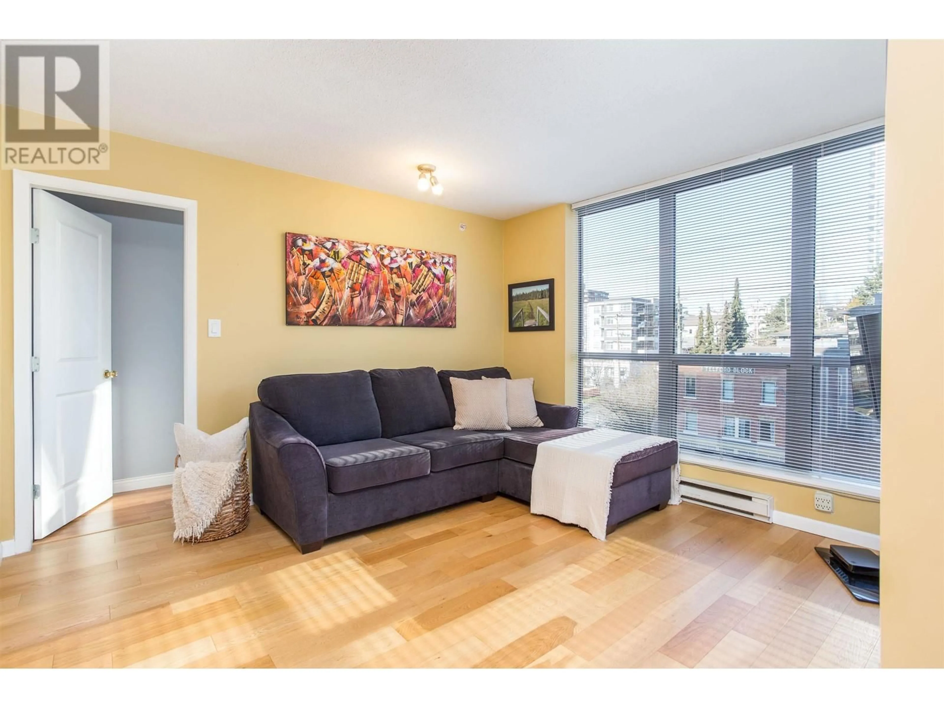 Living room with furniture, wood/laminate floor for 604 - 850 ROYAL AVENUE, New Westminster British Columbia V3M1A6