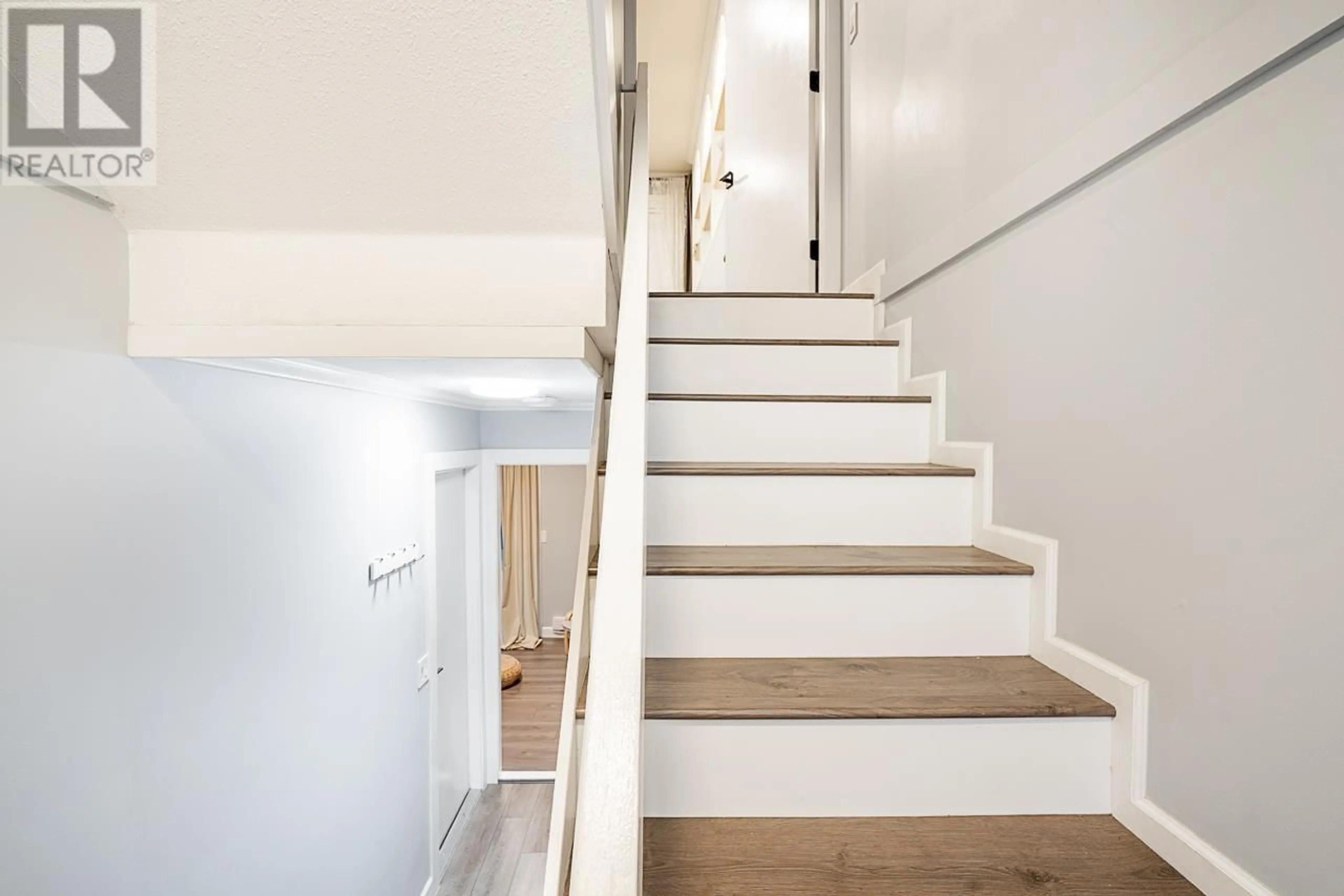 Stairs for 21 - 2450 HAWTHORNE AVENUE, Port Coquitlam British Columbia V3C6B3