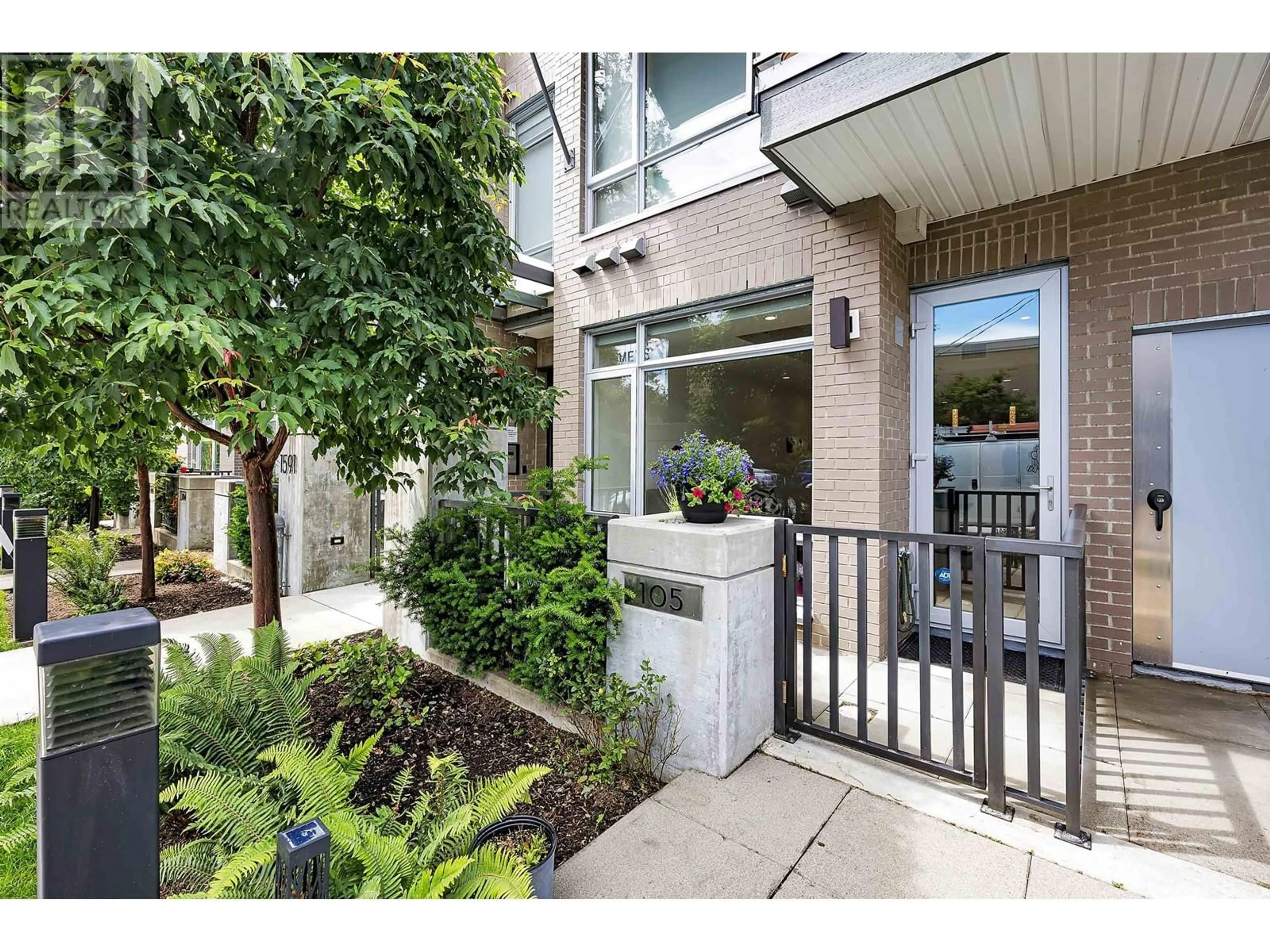 Indoor entryway for 105 - 1591 BOWSER AVENUE, North Vancouver British Columbia V7P2Y4