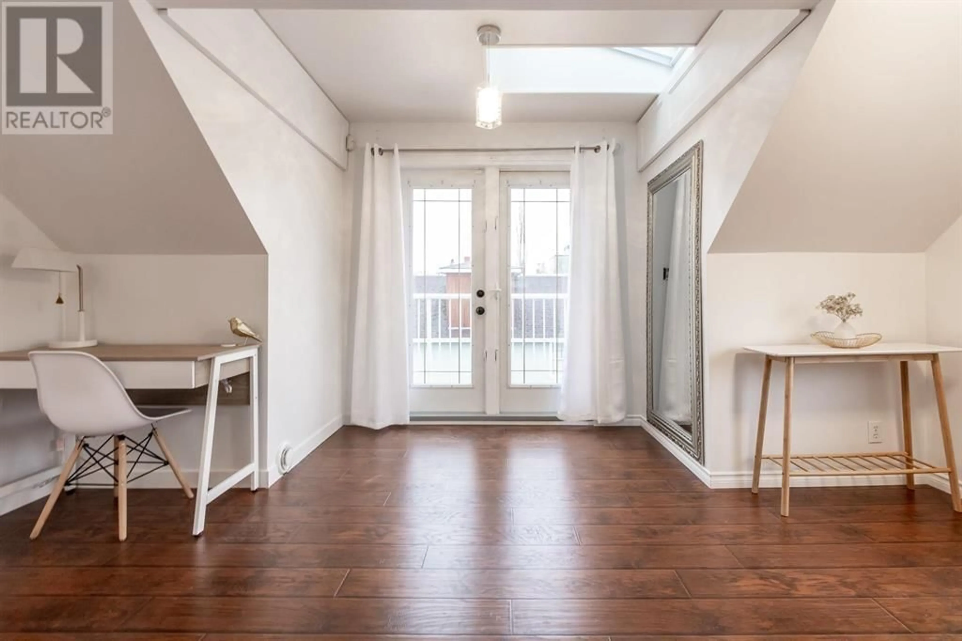 Indoor entryway for 1675 5TH AVENUE, Prince George British Columbia V2L3M2