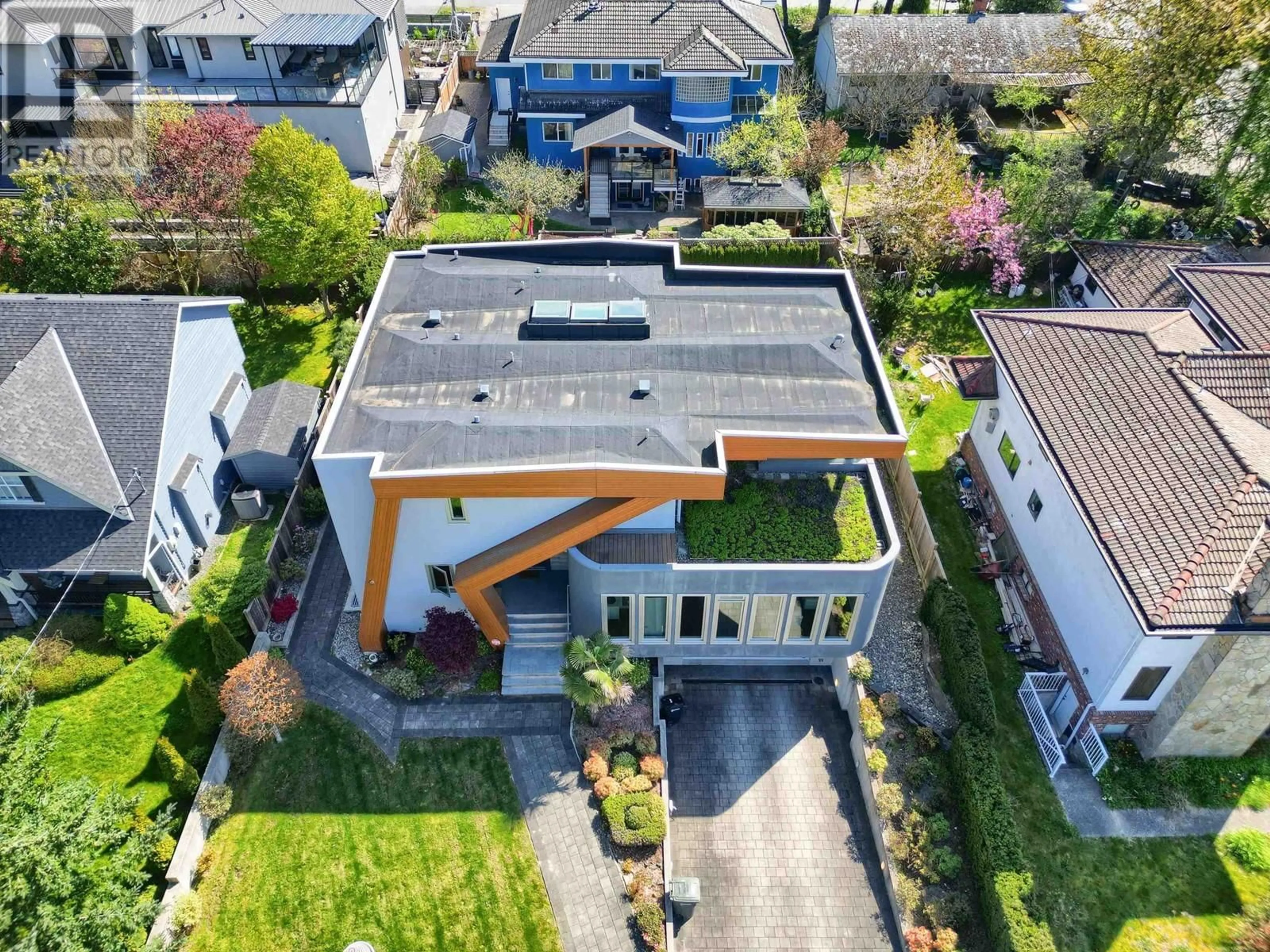 A pic from outside/outdoor area/front of a property/back of a property/a pic from drone, street for 3580 PHILLIPS AVENUE, Burnaby British Columbia V5A2W7