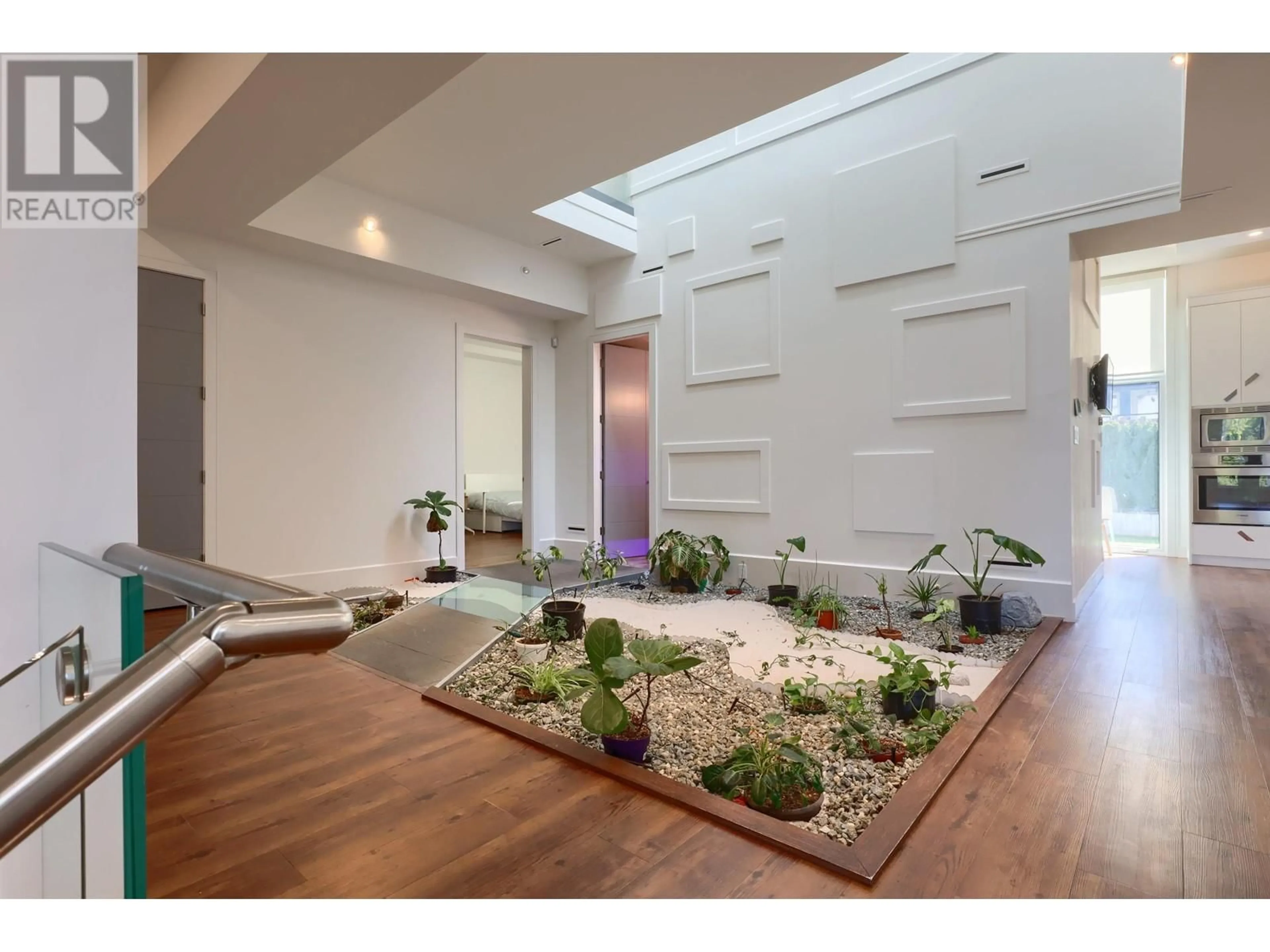 Indoor foyer for 3580 PHILLIPS AVENUE, Burnaby British Columbia V5A2W7