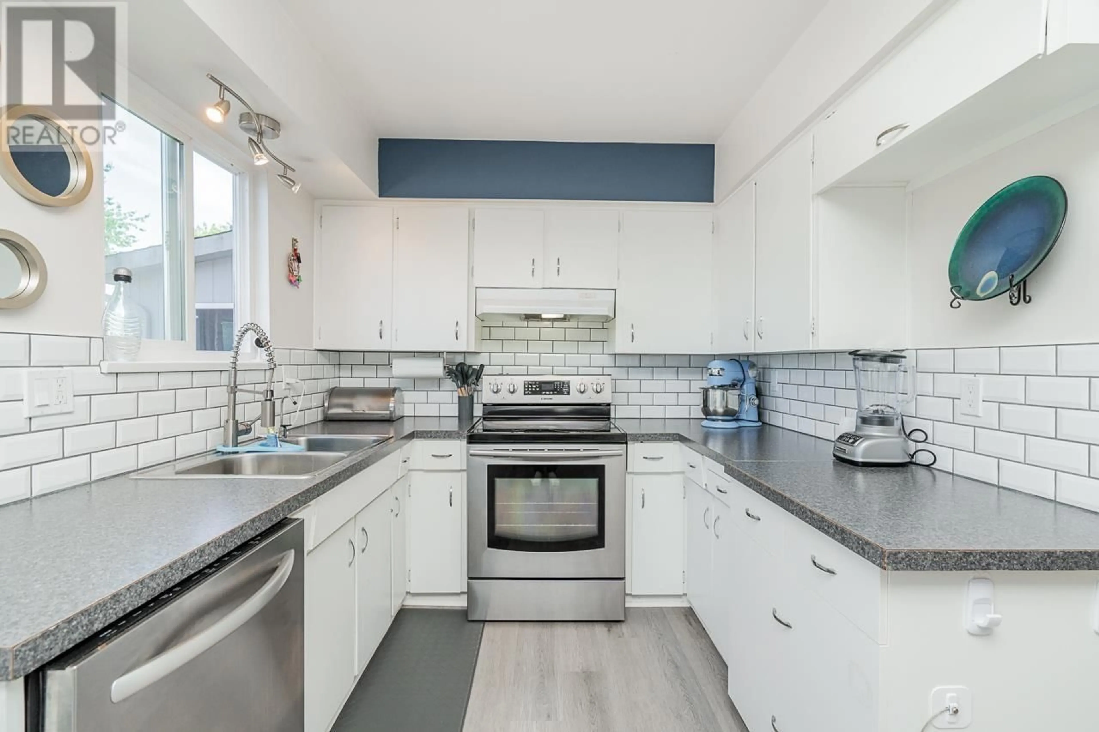 Standard kitchen, ceramic/tile floor for 10 - 10900 NO. 3 ROAD, Richmond British Columbia V7A1X1