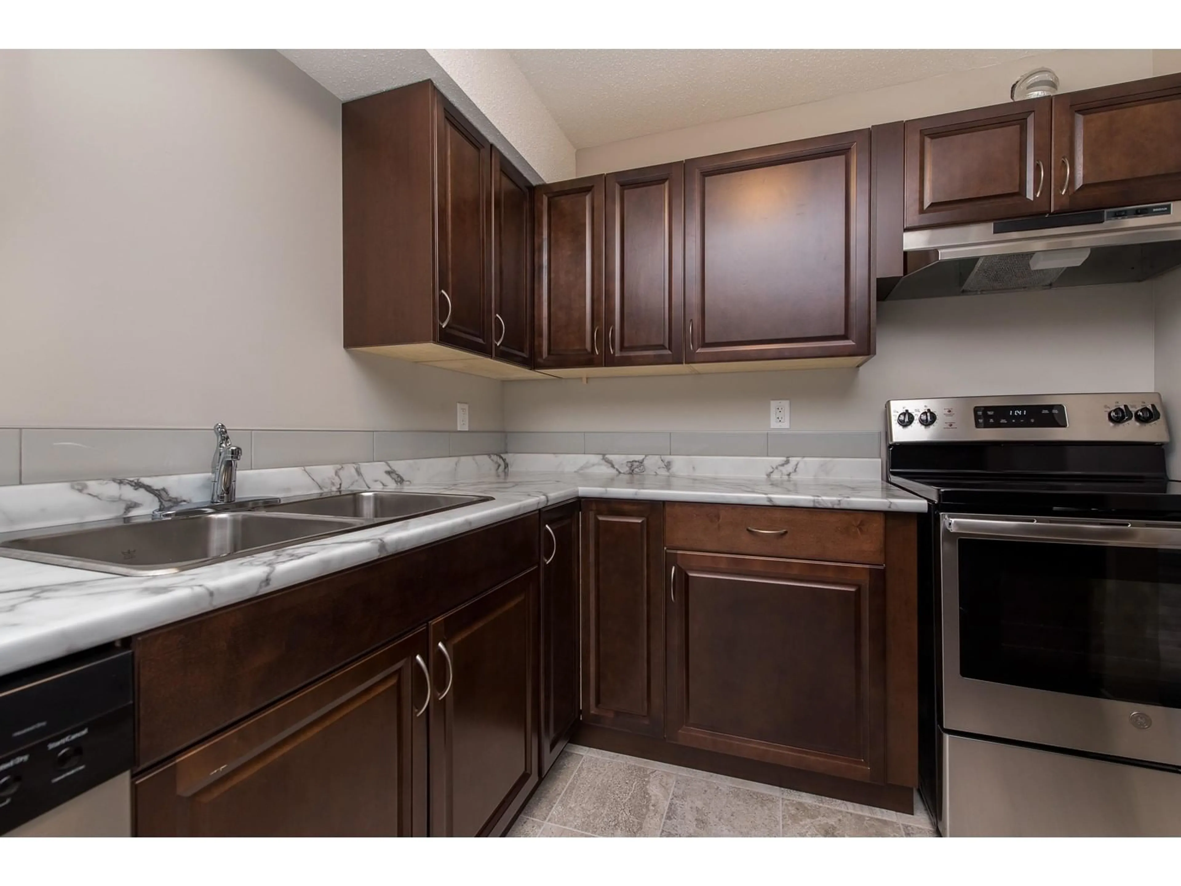 Standard kitchen, unknown for 121 - 45598 MCINTOSH DRIVE, Chilliwack British Columbia V2P7J3