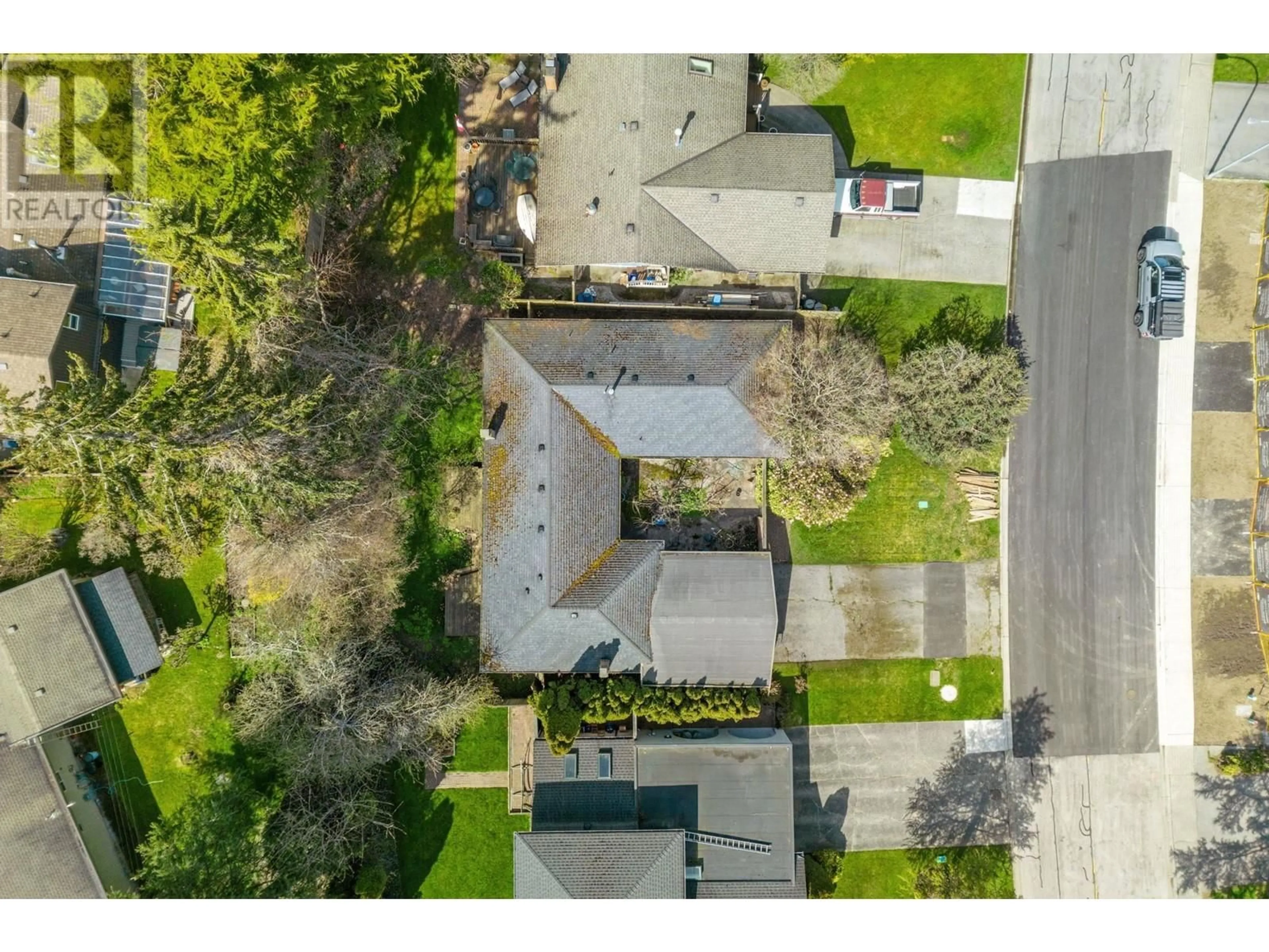 A pic from outside/outdoor area/front of a property/back of a property/a pic from drone, street for 463 MILSOM WYND, Delta British Columbia V4M2T3