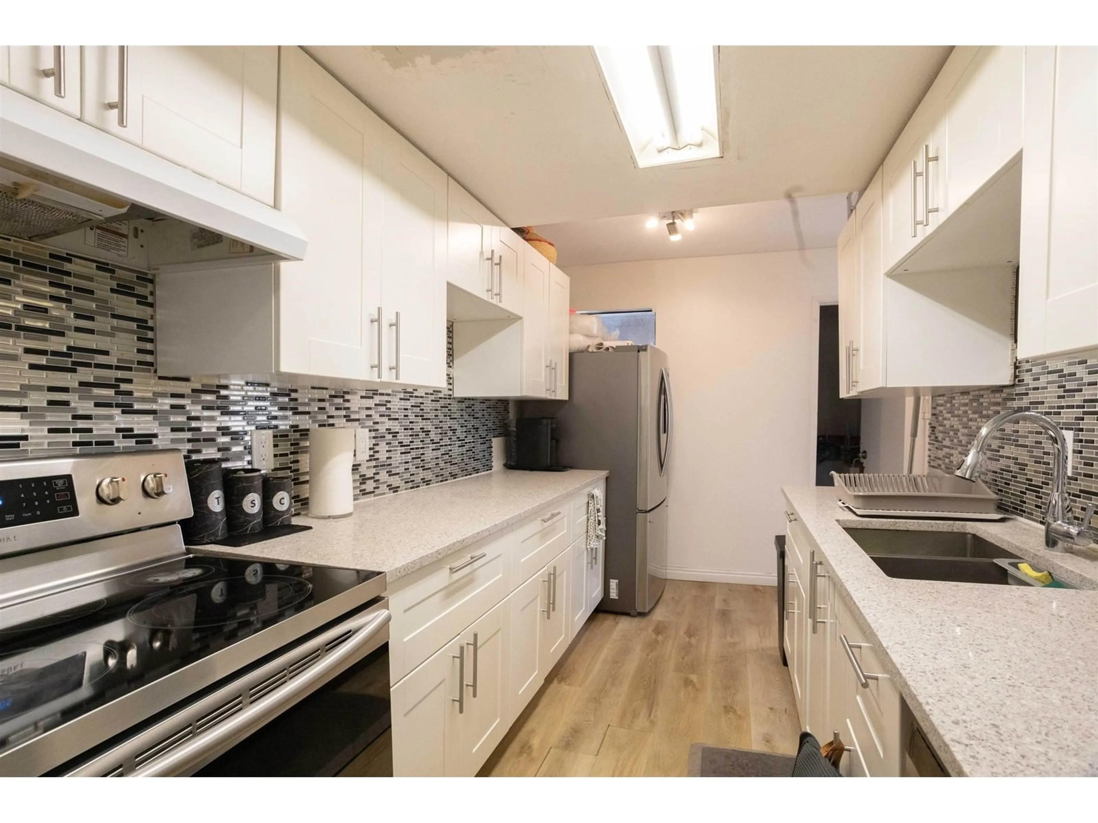 Standard kitchen, unknown for 17 - 27044 32, Langley British Columbia V4W3S9