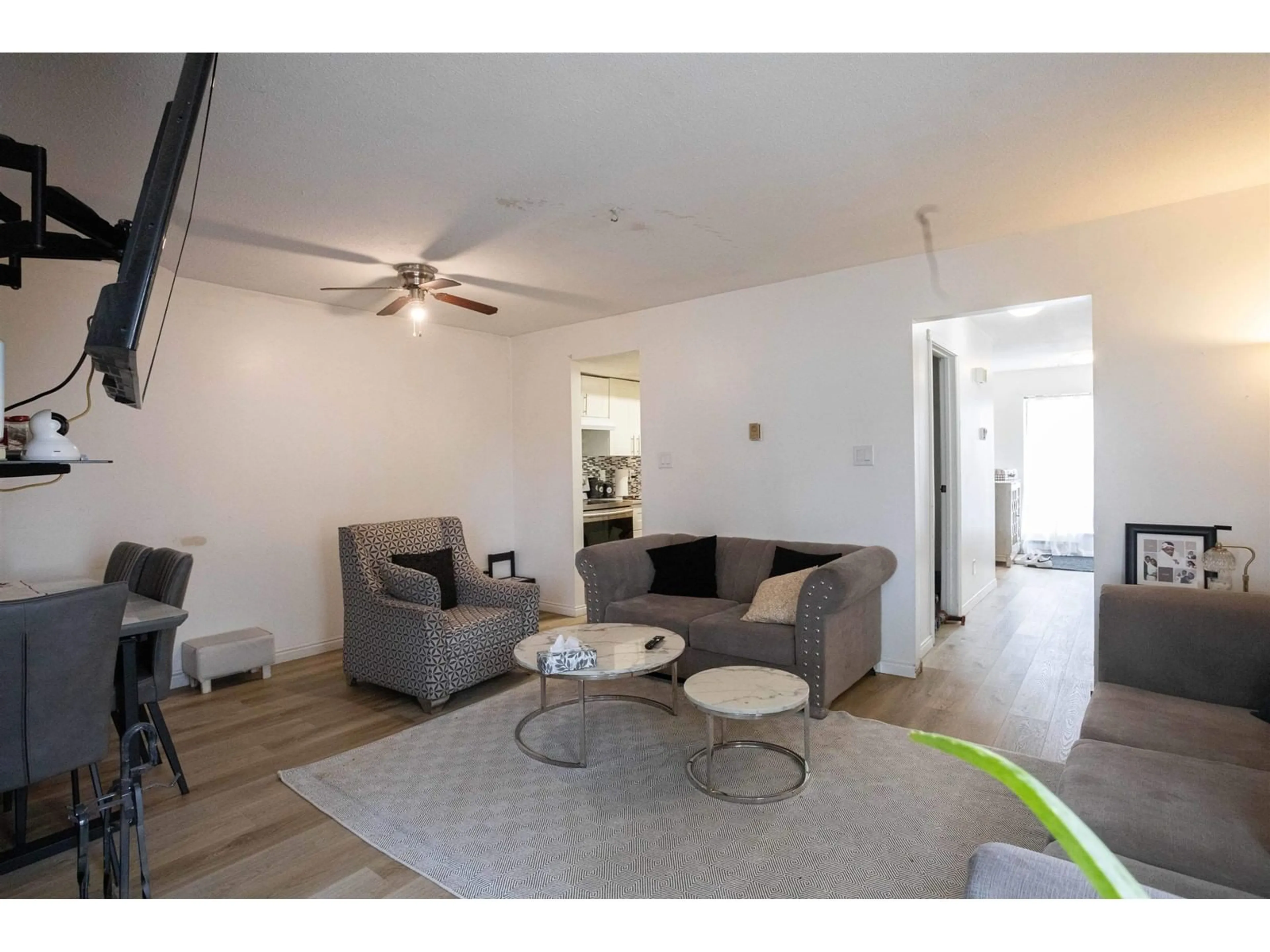 Living room with furniture, unknown for 17 - 27044 32, Langley British Columbia V4W3S9